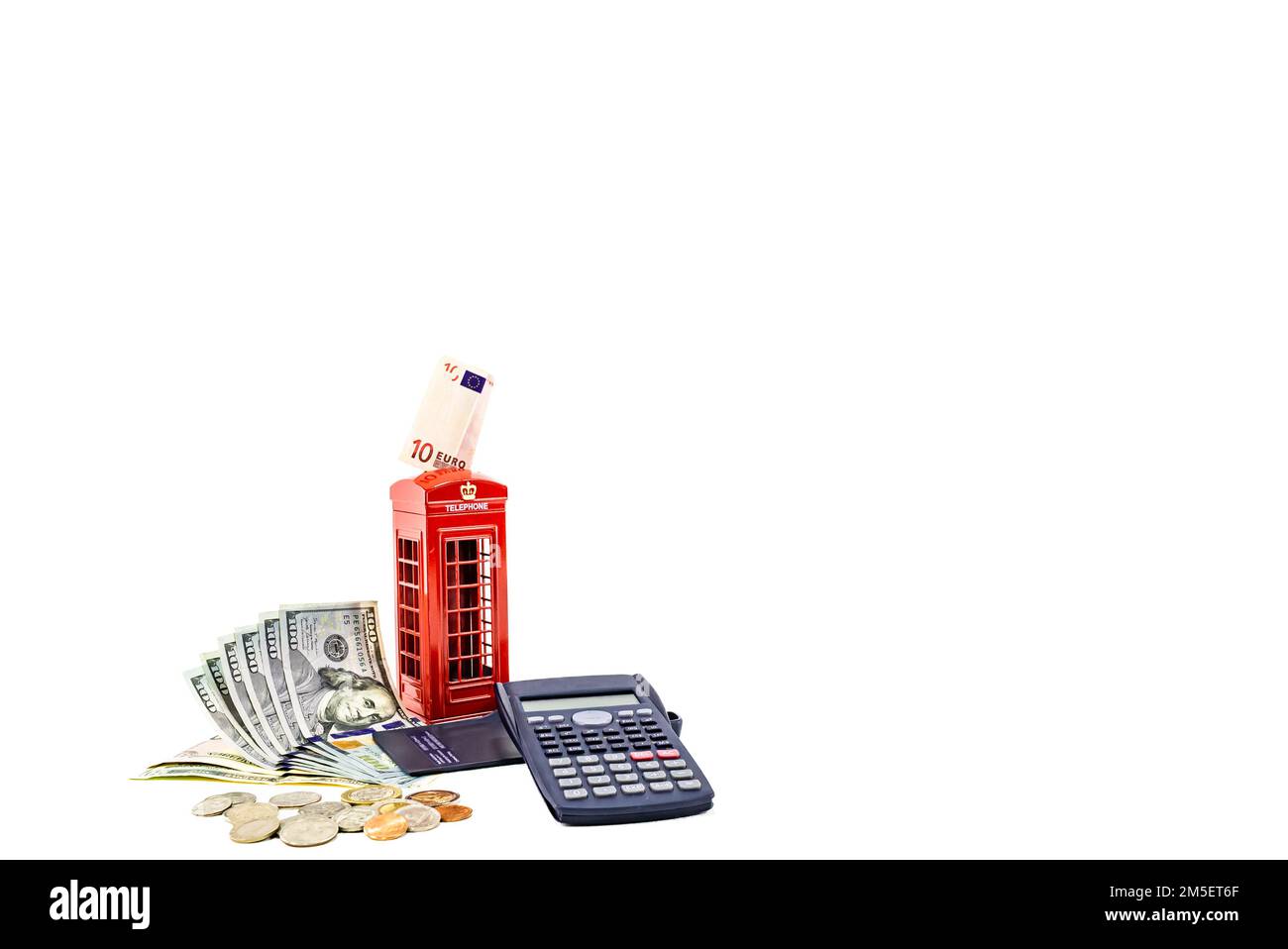 Cabina telefonica rossa con dollaro, euro, e calcolatrice di denaro casella di londra, penny o piggy banca su sfondo bianco. Risparmio di denaro idea foto hd. Monete Foto Stock