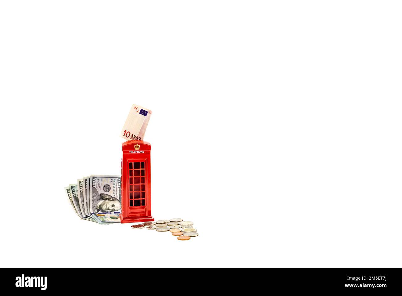 Cabina telefonica rossa con dollaro, euro, cassa di denaro londra, penny o piggy banca su monete su sfondo bianco. Risparmio di denaro idea foto hd. Monete. Foto Stock