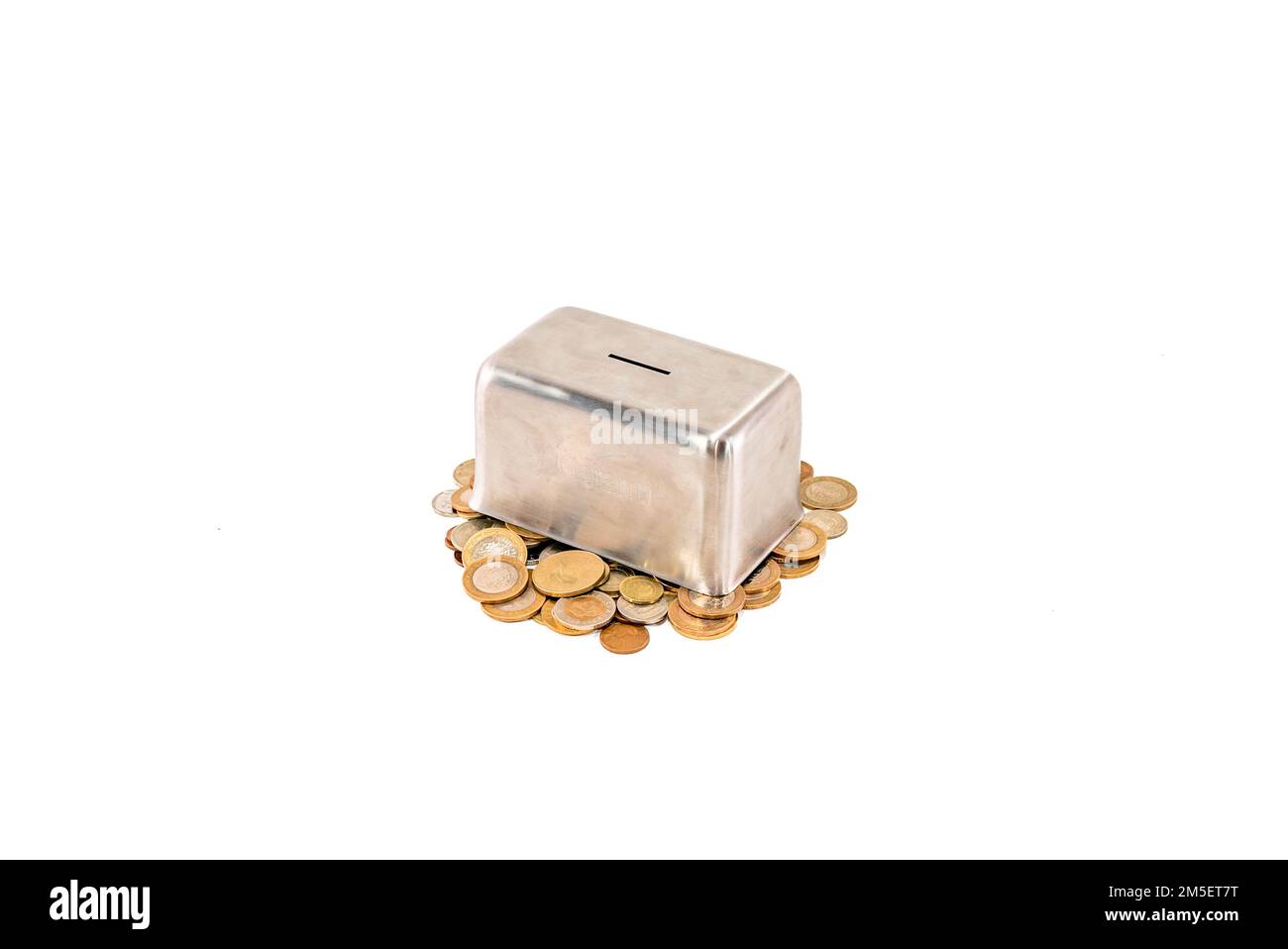 Cassetta di metallo in acciaio, penny o piggy bank. Vista dall'alto monete e cassetta di denaro in metallo. Risparmio denaro per l'assistenza sanitaria, la casa nuova, il futuro, la scuola. Foto Stock