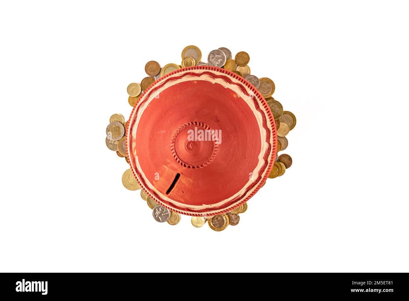 Contenitore di denaro caraffa contenitore di argilla, penny o banca piggy. Vista dall'alto monete e caraffa contenitore di denaro. Denaro risparmiato per l'assistenza sanitaria, la casa nuova, il futuro. Foto Stock