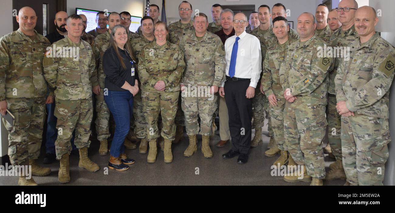 Sia i membri della Pennsylvania Army che della Guardia Nazionale aerea, così come i membri del personale della Pennsylvania Emergency Management Agency hanno frequentato un corso di formazione del personale tenutosi il 7-9 marzo a Fort Indiantown Gap, Pennsylvania. Il corso di prova, organizzato da U.S. Northern Command, sarà la fase II del corso congiunto di formazione del personale. Il corso ha addestrato il personale sulla preparazione alle emergenze utilizzando uno scenario ipotetico di uragano di Categoria 2. Foto Stock Sia i membri della Pennsylvania Army che della Guardia Nazionale aerea, così come i membri del personale della Pennsylvania Emergency Management Agency hanno frequentato un corso di formazione del personale tenutosi il 7-9 marzo a Fort Indiantown Gap, Pennsylvania. Il corso di prova, organizzato da U.S. Northern Command, sarà la fase II del corso congiunto di formazione del personale. Il corso ha addestrato il personale sulla preparazione alle emergenze utilizzando uno scenario ipotetico di uragano di Categoria 2. Foto Stock