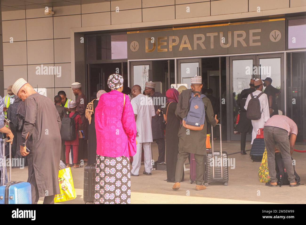 Passeggeri alla stazione ferroviaria di Idu in viaggio per le celebrazioni natalizie ad Abuja. Il servizio ferroviario ha ripreso a collegare la capitale con una città settentrionale otto mesi dopo che è stata sospesa a seguito di uno degli attacchi più importanti del paese. A marzo, i pistoleri con gli esplosivi hanno fatto esplodere i binari, aggredito i viaggiatori dei treni tra Abuja e Kaduna, rapito alcuni dei passeggeri e aperto il fuoco uccidendo otto persone, mentre alcune lesioni durature. Nigeria. Foto Stock