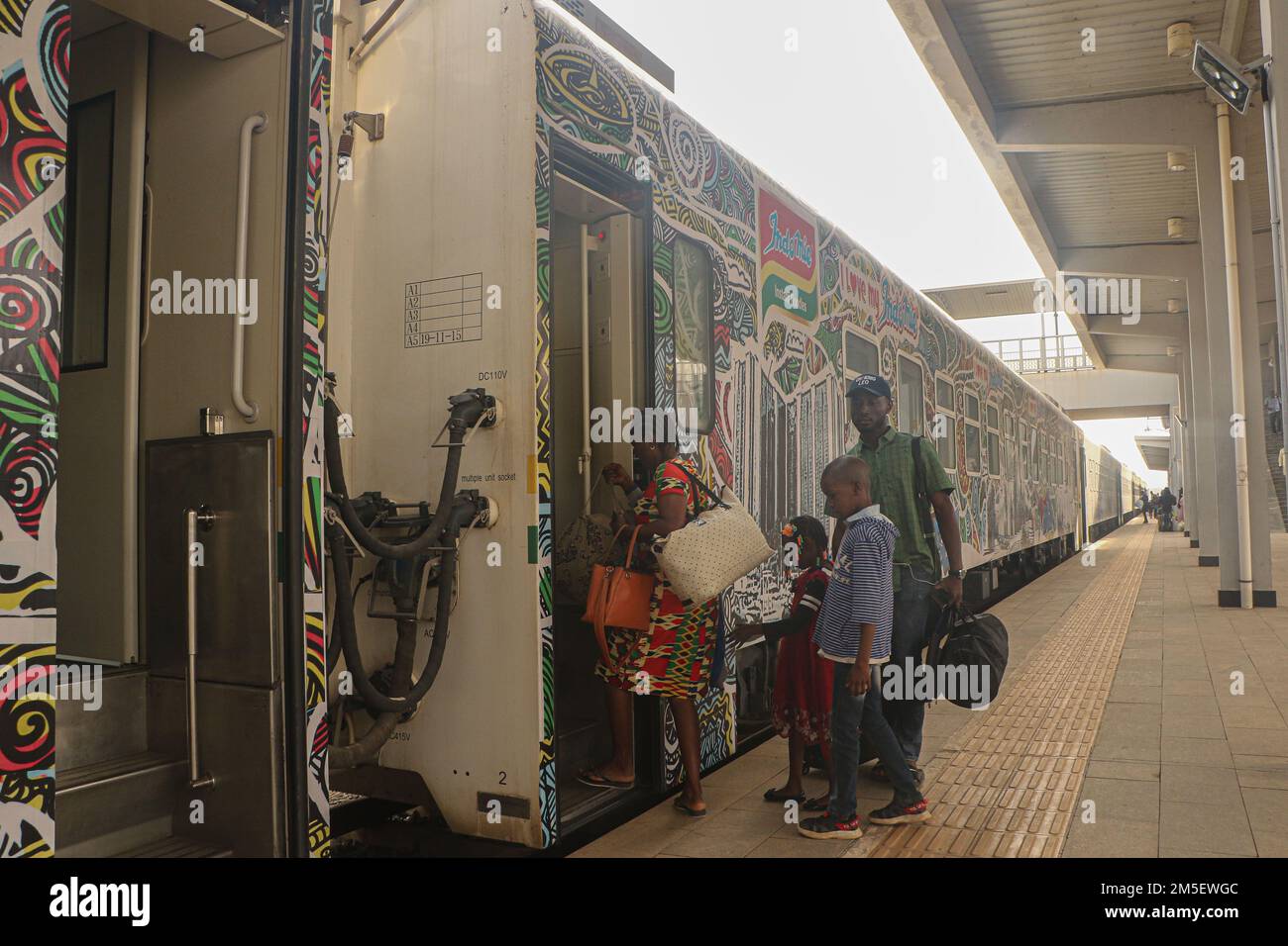 Passeggeri alla stazione ferroviaria di Idu in viaggio per le celebrazioni natalizie ad Abuja. Il servizio ferroviario ha ripreso a collegare la capitale con una città settentrionale otto mesi dopo che è stata sospesa a seguito di uno degli attacchi più importanti del paese. A marzo, i pistoleri con gli esplosivi hanno fatto esplodere i binari, aggredito i viaggiatori dei treni tra Abuja e Kaduna, rapito alcuni dei passeggeri e aperto il fuoco uccidendo otto persone, mentre alcune lesioni durature. Nigeria. Foto Stock