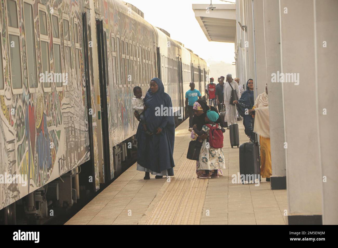 Passeggeri alla stazione ferroviaria di Idu in viaggio per le celebrazioni natalizie ad Abuja. Il servizio ferroviario ha ripreso a collegare la capitale con una città settentrionale otto mesi dopo che è stata sospesa a seguito di uno degli attacchi più importanti del paese. A marzo, i pistoleri con gli esplosivi hanno fatto esplodere i binari, aggredito i viaggiatori dei treni tra Abuja e Kaduna, rapito alcuni dei passeggeri e aperto il fuoco uccidendo otto persone, mentre alcune lesioni durature. Nigeria. Foto Stock