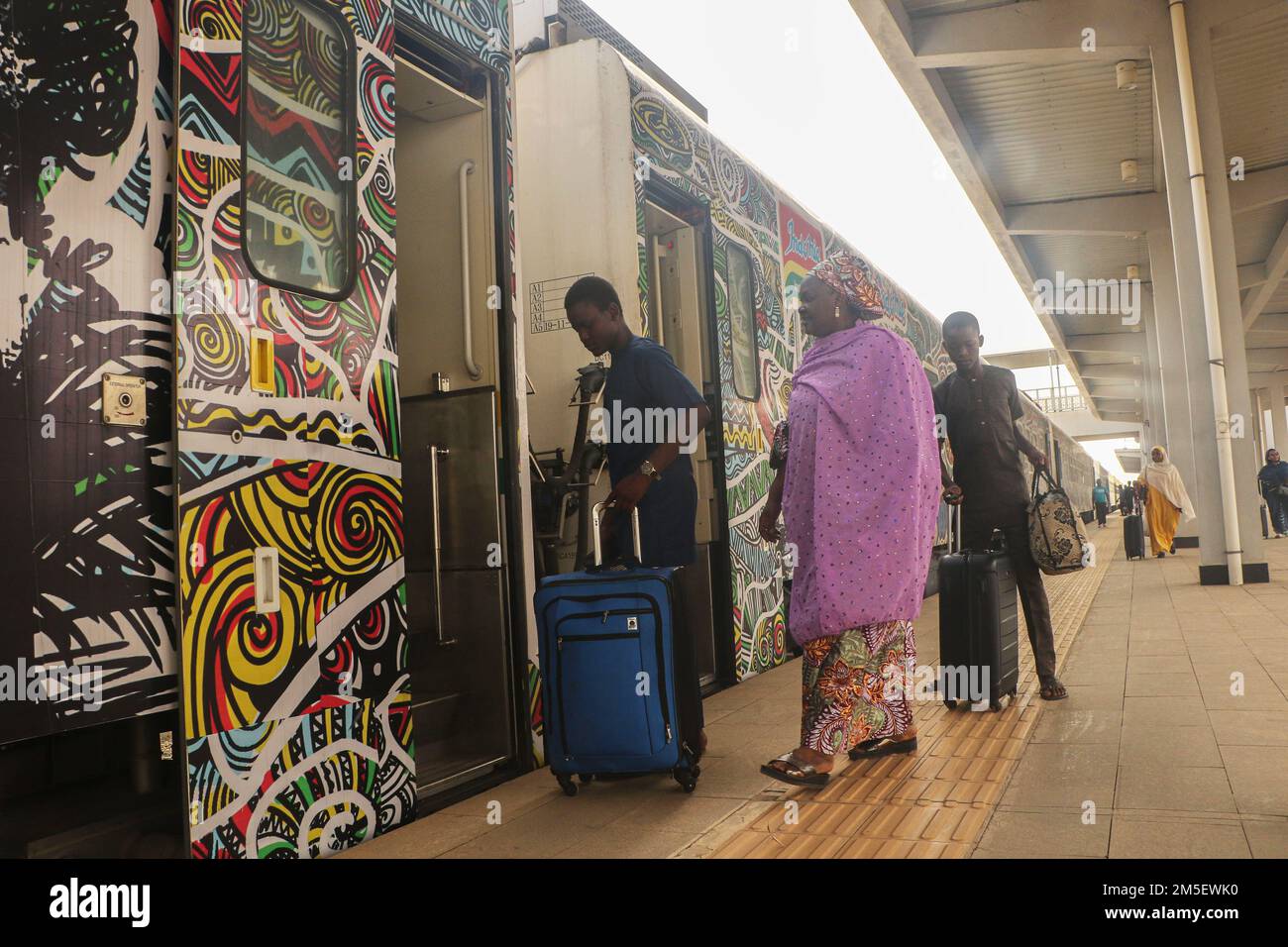 Passeggeri alla stazione ferroviaria di Idu in viaggio per le celebrazioni natalizie ad Abuja. Il servizio ferroviario ha ripreso a collegare la capitale con una città settentrionale otto mesi dopo che è stata sospesa a seguito di uno degli attacchi più importanti del paese. A marzo, i pistoleri con gli esplosivi hanno fatto esplodere i binari, aggredito i viaggiatori dei treni tra Abuja e Kaduna, rapito alcuni dei passeggeri e aperto il fuoco uccidendo otto persone, mentre alcune lesioni durature. Nigeria. Foto Stock