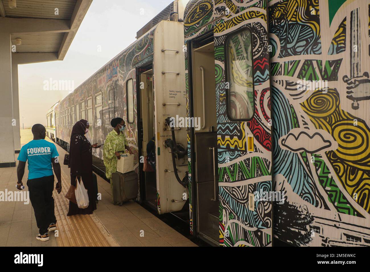 Passeggeri alla stazione ferroviaria di Idu in viaggio per le celebrazioni natalizie ad Abuja. Il servizio ferroviario ha ripreso a collegare la capitale con una città settentrionale otto mesi dopo che è stata sospesa a seguito di uno degli attacchi più importanti del paese. A marzo, i pistoleri con gli esplosivi hanno fatto esplodere i binari, aggredito i viaggiatori dei treni tra Abuja e Kaduna, rapito alcuni dei passeggeri e aperto il fuoco uccidendo otto persone, mentre alcune lesioni durature. Nigeria. Foto Stock