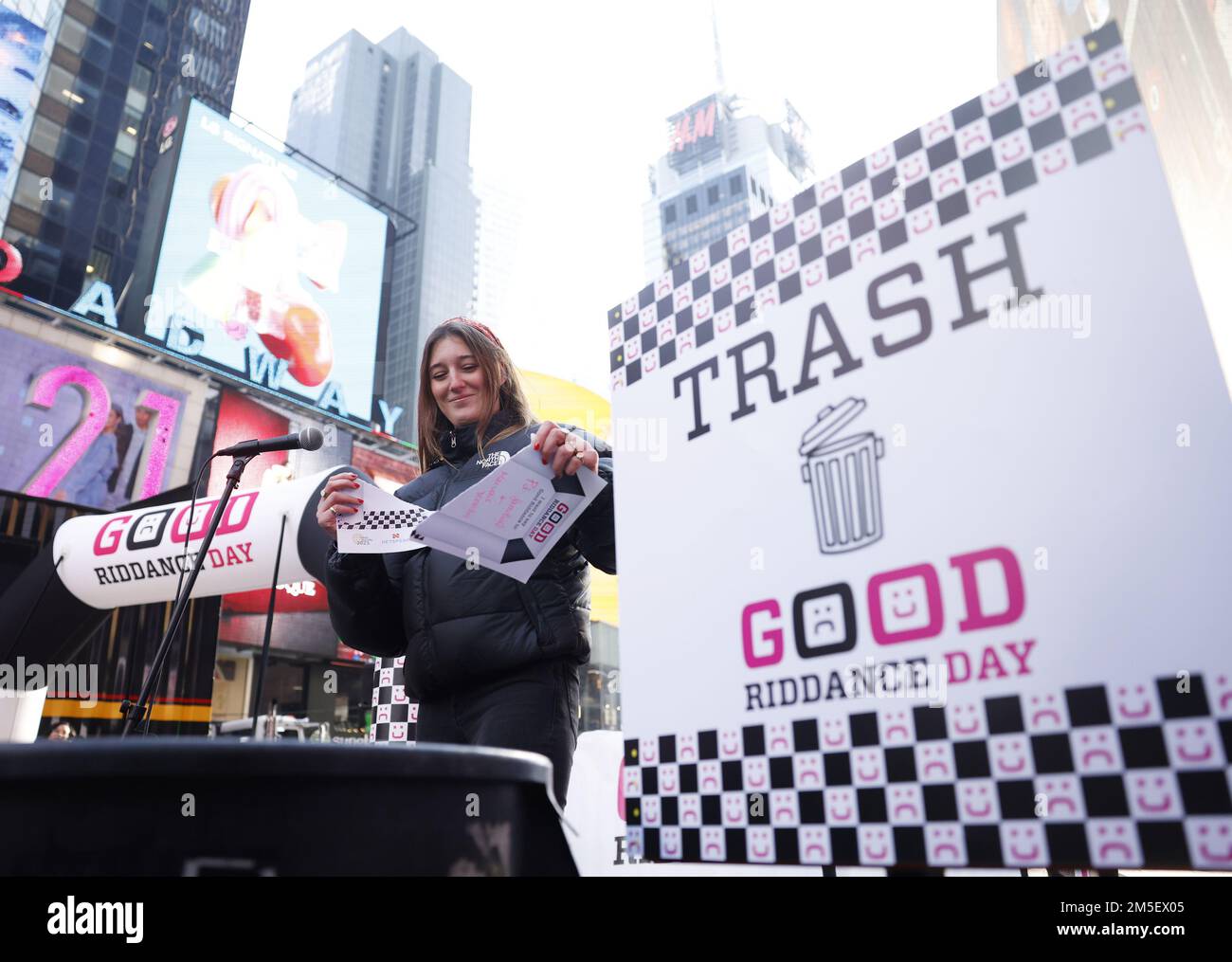 New York, Stati Uniti. 27th Dec, 2022. Un partecipante distrugge un documento e lo getta nella spazzatura di Times Square per superare ostacoli e cattivi ricordi dal 2022 alle 16th:00 Giornata annuale della buona Riddance come parte degli eventi di Times Square che hanno portato alla vigilia di Capodanno a New York il mercoledì 28 dicembre 2022. Foto di John Angelillo/UPI Credit: UPI/Alamy Live News Foto Stock