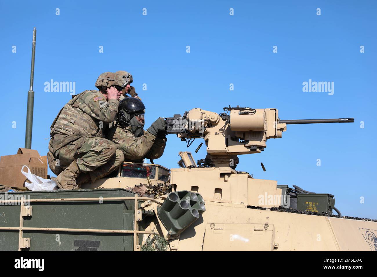 Jainice Leary, assegnato a Bravo Company, 2nd Divisione Armored, 1st squadra di combattimento della Brigata Armorata, 1st Divisione Fanteria, spara il M2 Browning .50 Cal a bersagli durante la tabella 5 a Studnica Range, Polonia, 9 marzo 2022. Il dispiegamento delle forze statunitensi in questo caso è una misura prudente che sostiene gli obiettivi collettivi di prevenzione della guerra della NATO, l’orientamento difensivo e l’impegno a proteggere tutti gli alleati. Foto Stock