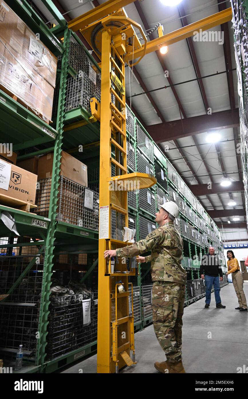 Chief Warrant Officer Kenneth Panera, Gestisce un carrello elevatore appositamente progettato presso la centrale di emissione della Guardia Nazionale dell'Esercito di New York presso l'Arsenale di Watervliet, New York, il 9 marzo 2022. Il carrello è fissato all'edificio ed è destinato ad abbassare in modo sicuro i contenitori delle attrezzature dagli scaffali per rifornire i contenitori sottostanti. Foto Stock
