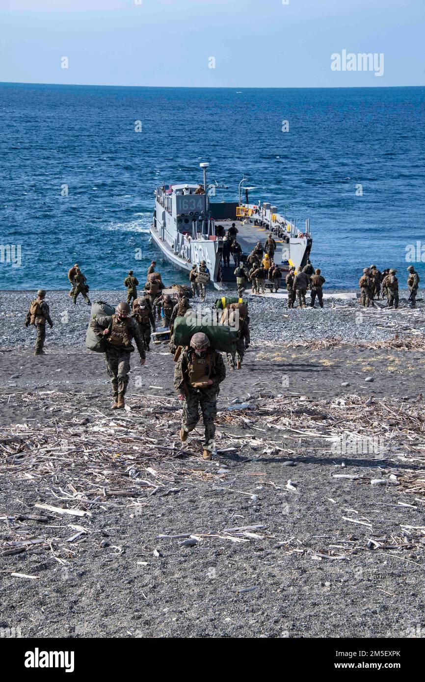 NUMAZU BEACH, Giappone (9 marzo 2022) Marines ha assegnato all'unità di spedizione marina (MEU) 31st il trasferimento di attrezzature e attrezzi da un'imbarcazione da sbarco, utility durante un esercizio di atterraggio in spiaggia con la nave di sbarco anfibio USS Ashland (LSD 48). Ashland, parte dell'America Amphibious Ready Group, insieme al 31st MEU, opera nell'area di responsabilità della flotta degli Stati Uniti 7th per migliorare l'interoperabilità con alleati e partner, fungendo da pronta forza di risposta per difendere la pace e la stabilità nella regione dell'Indo-Pacifico. Foto Stock