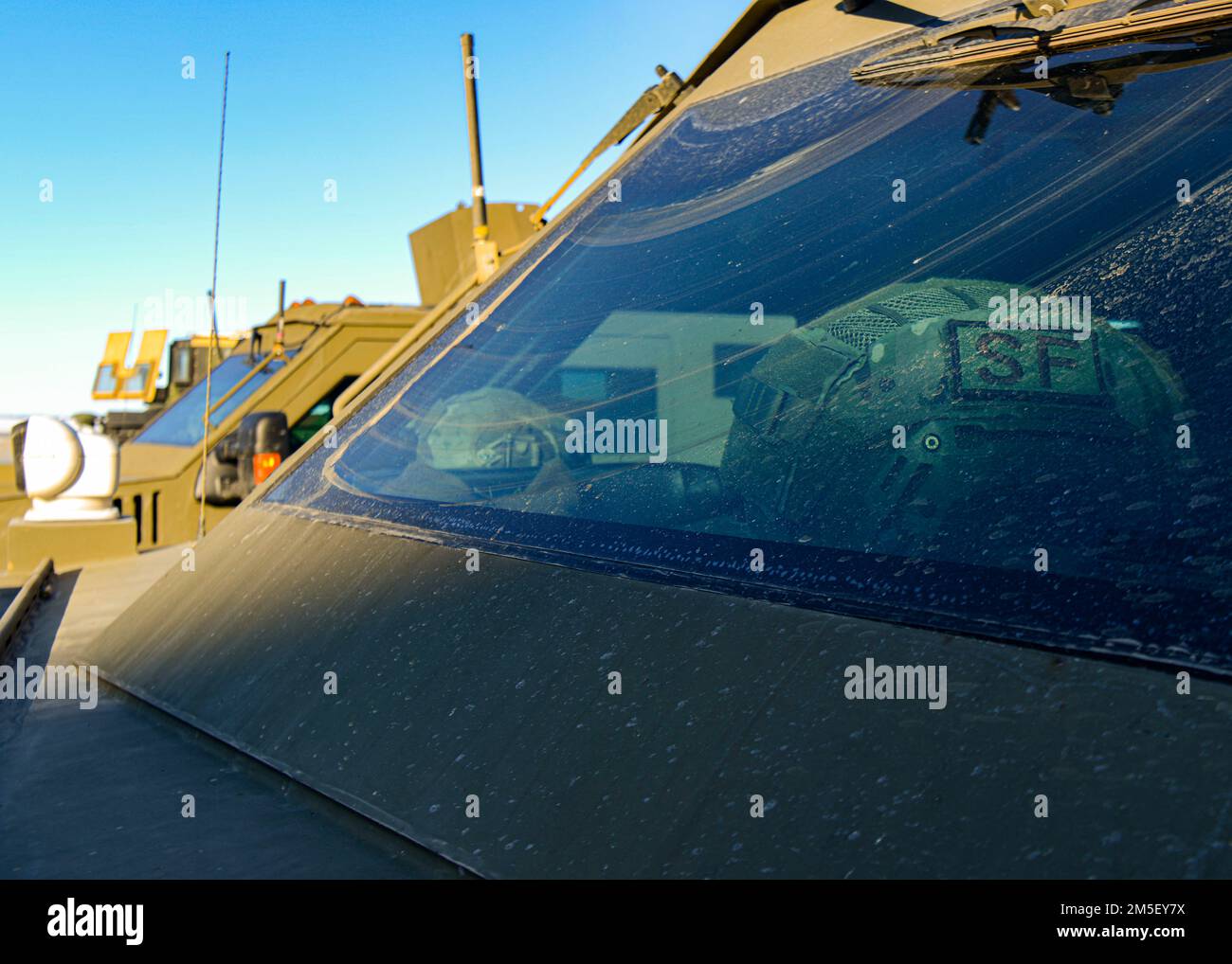 I veicoli blindati allineati per un convoglio militare in una struttura di lancio a Max, North Dakota, sono pronti per essere utilizzati il 9 marzo 2022 presso la base dell'aeronautica militare Minot, North Dakota. Il convoglio militare doveva sopportare temperature gelide e una breve, leggera Blizzard, fornendo al contempo la sicurezza intorno al convoglio militare e la struttura di lancio. Foto Stock