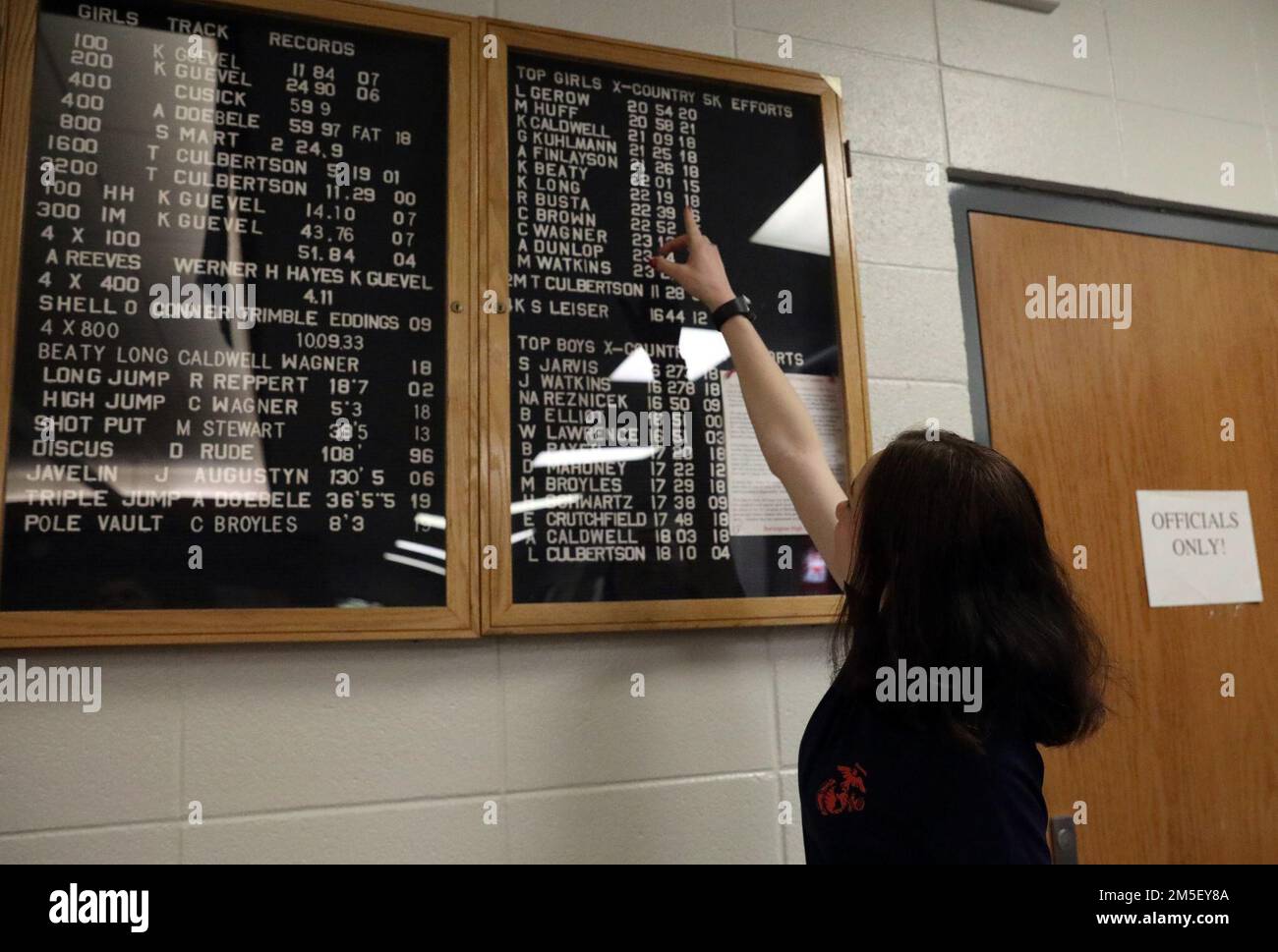 Poolee Marijane D. Huff, nativo di Burlington, Kansas, indica il suo nome nel track record board della sua scuola alla Burlington High School, 9 marzo 2022. Huff, un lottatore di stato classificato e volontario avido nella sua comunità, ha posto secondo nel suo campionato di wrestling di stato quest'anno ed è la seconda lottatrice femminile nella sua scuola a vincere cento partite. Huff è entrato a far parte del Marine Corps ritardando il programma di ingresso il 11 maggio 2021 e si prevede di partire per la formazione di reclutamento nel giugno 2022. Foto Stock