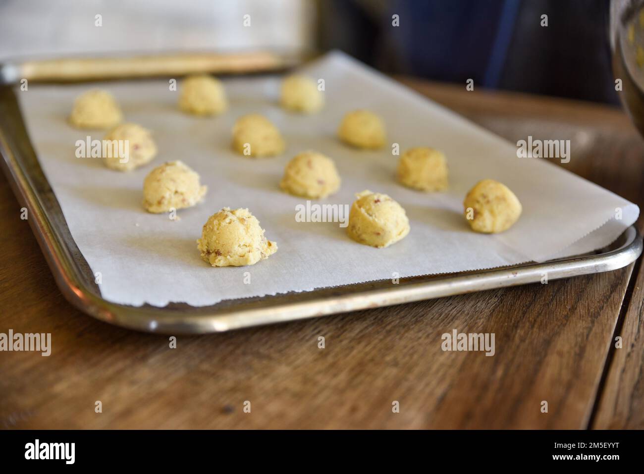 biscotti fatti in casa su un grande foglio di biscotti ordinatamente nelle file Foto Stock