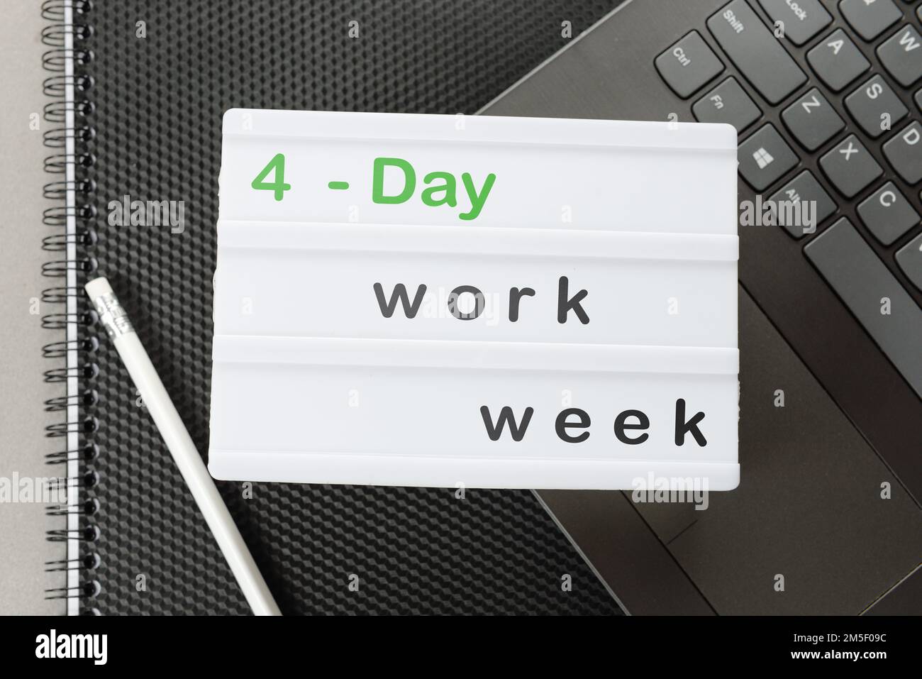 Simbolo della settimana lavorativa di 4 giorni. Un luogo da copiare. Business e il concetto di una settimana lavorativa di 4 o 5 giorni. concentrarsi sulla didascalia. Il concetto di un quattro- OR Foto Stock