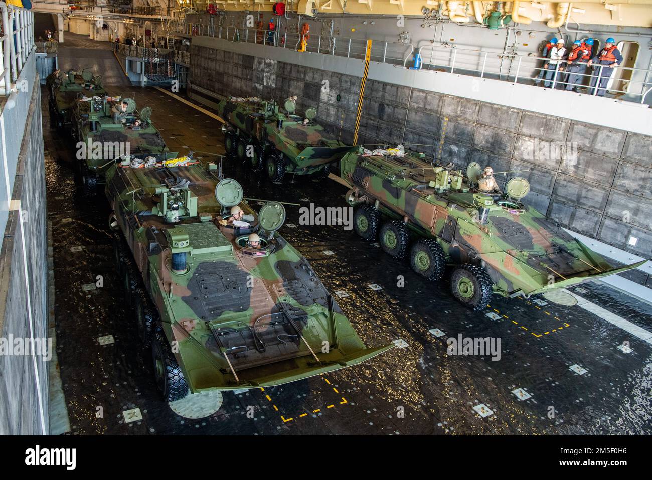 I Marines degli Stati Uniti assegnati al Battaglione anfibio di Assault 3rd, 1st Divisione Marina conducono l'addestramento all'acqua con il veicolo di combattimento anfibio (ACV) a bordo del molo di trasporto anfibio USS Anchorage (LPD 23), marzo 9. Anchorage sta conducendo operazioni di routine nella flotta USA 3rd. Foto Stock