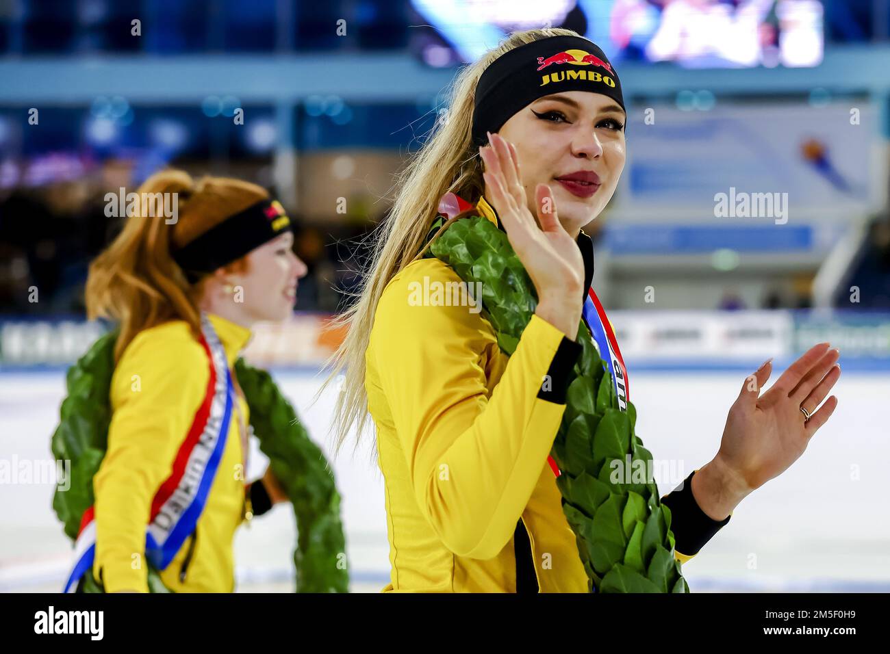 HERENVEEN - Antoinette Rijpma - de Jong e Jutta Leerdam durante la cerimonia della classificazione generale durante il secondo giorno della NK Allround e della NK Sprint. ANP VINCENT JANNINK olanda fuori - belgio fuori Foto Stock