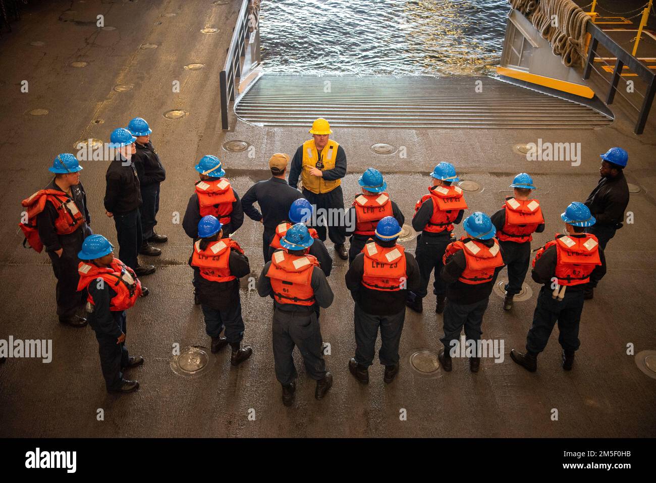 STATI UNITI I marinai della Marina assegnati alla banchina di trasporto anfibio USS Anchorage (LPD 23) conducono un brief sulla sicurezza prima dell'addestramento in mare con i veicoli da combattimento anfibi (ACV) assegnati al Battaglione anfibio d'assalto 3rd, 1st Divisione Marina, marzo 9. Anchorage sta conducendo operazioni di routine nella U.S. 3rd Fleet. Foto Stock