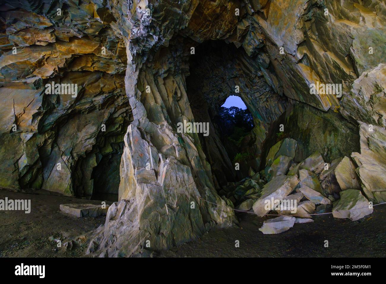 La Cathedral Cavern abbandonò la miniera di ardesia vicino a Rydal, Lake District, fotografata di notte sotto illuminazione artificiale. Foto Stock