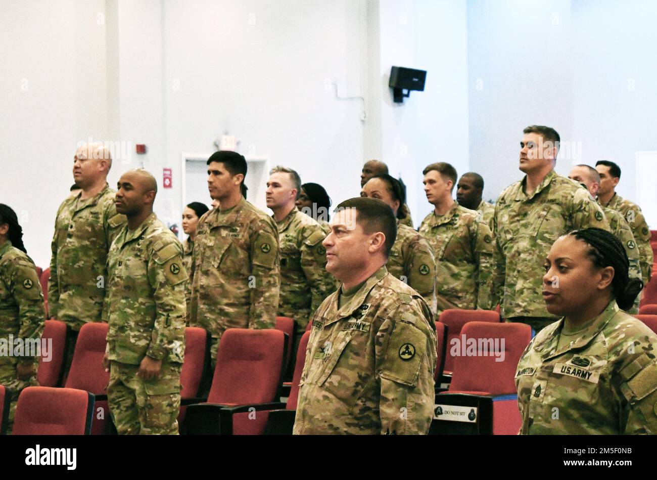I soldati assegnati al 3rd° comando di sostegno all'spedizione si preparano a cantare la canzone dell'esercito alla conclusione di una cerimonia di patching del Servizio di guerra di Insignia-Manica a Camp Arifjan, Kuwait, 9 marzo 2022. Brig. Gen. Lance G. Curtis, vicecomandante generale, 1st° comando di sostegno del teatro, e comandante generale, 3rd° comando di sostegno dell'spedizione, E il comando Sgt. Major Phelicea M. Redd, consulente senior arruolato, 1st posto di comando operativo TSC e 3rd ESC, hanno presentato patch a più di 20 soldati “Spears Ready” per il loro servizio in zone di combattimento designate. Foto Stock I soldati assegnati al 3rd° comando di sostegno all'spedizione si preparano a cantare la canzone dell'esercito alla conclusione di una cerimonia di patching del Servizio di guerra di Insignia-Manica a Camp Arifjan, Kuwait, 9 marzo 2022. Brig. Gen. Lance G. Curtis, vicecomandante generale, 1st° comando di sostegno del teatro, e comandante generale, 3rd° comando di sostegno dell'spedizione, E il comando Sgt. Major Phelicea M. Redd, consulente senior arruolato, 1st posto di comando operativo TSC e 3rd ESC, hanno presentato patch a più di 20 soldati “Spears Ready” per il loro servizio in zone di combattimento designate. Foto Stock