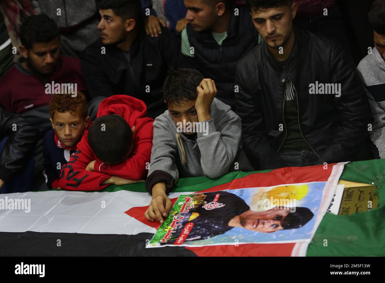 I lutto si radunano intorno alle bare di quattro migranti palestinesi morti in Tunisia, durante i loro funerali in una moschea di Rafah, nella città meridionale di Gaza. Palestina. Foto Stock