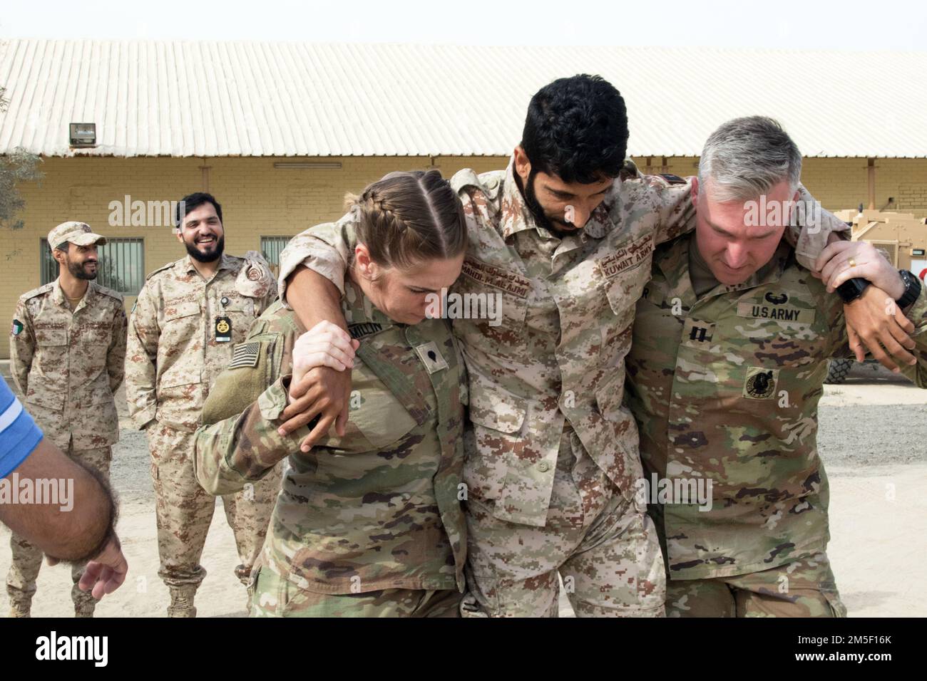 McMillin, una medica di combattimento assegnata alla Task Force Spartan, E il Capt. Justin W. Cooper, un responsabile delle risorse umane dei servizi sanitari assegnato al 3rd° comando per il sostegno all'spedizione, dimostrano un metodo di trasporto di incidenti durante uno scambio combinato di competenze mediche con la Kuwait Land Force, il 1st° posto di comando operativo del comando per il sostegno al teatro, E la Task Force Spartan, vicino a Camp Arifjan, Kuwait, 9 marzo 2022. Lo scambio ha promosso l'interoperabilità e la fiducia. Foto Stock McMillin, una medica di combattimento assegnata alla Task Force Spartan, E il Capt. Justin W. Cooper, un responsabile delle risorse umane dei servizi sanitari assegnato al 3rd° comando per il sostegno all'spedizione, dimostrano un metodo di trasporto di incidenti durante uno scambio combinato di competenze mediche con la Kuwait Land Force, il 1st° posto di comando operativo del comando per il sostegno al teatro, E la Task Force Spartan, vicino a Camp Arifjan, Kuwait, 9 marzo 2022. Lo scambio ha promosso l'interoperabilità e la fiducia. Foto Stock