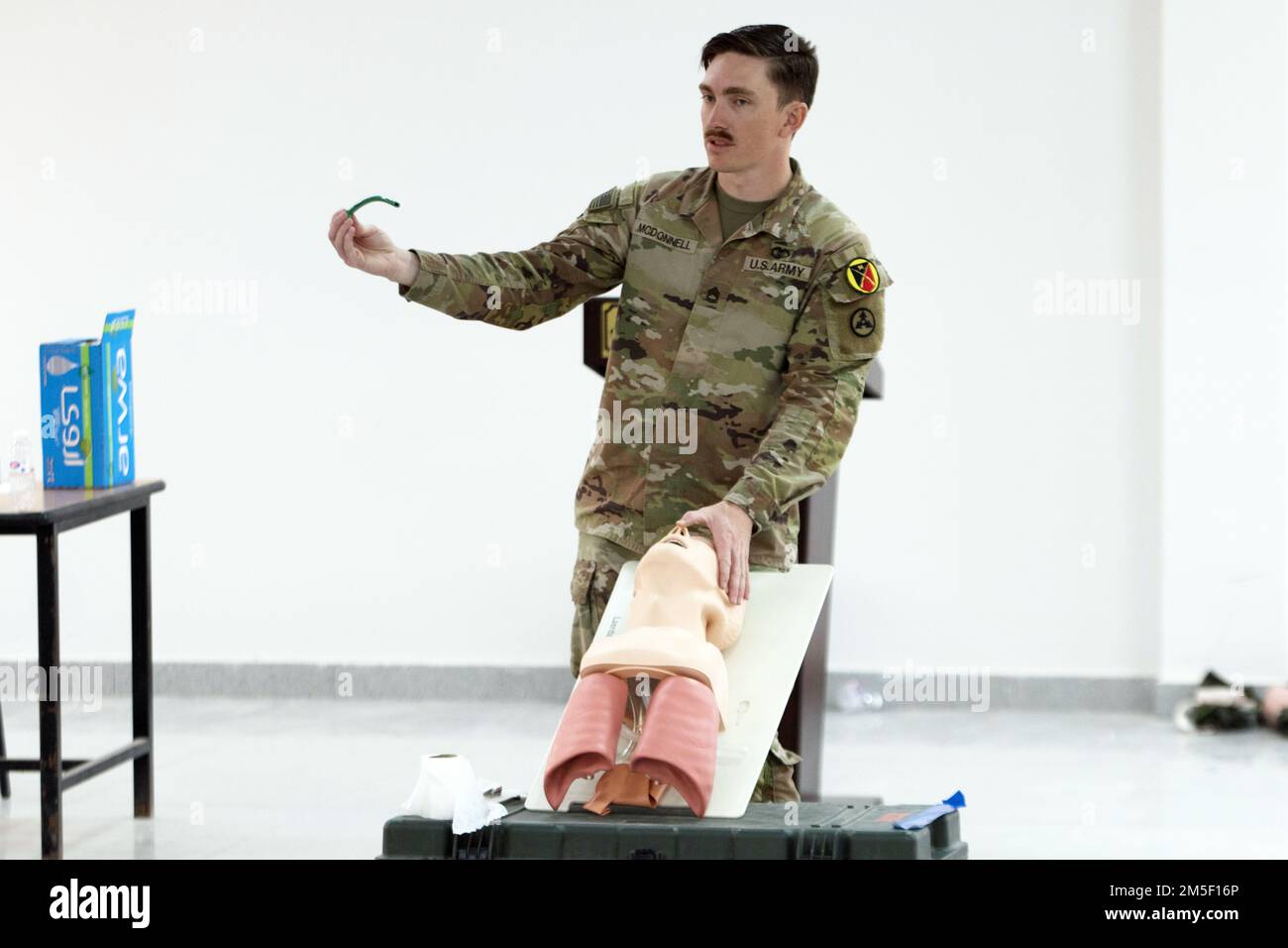 1st Classe Jeffrey D. McDonnell, una medica di combattimento assegnata a 3rd comando di sostegno di spedizione, tiene un nasofaringeo durante uno scambio combinato di competenze mediche con la Kuwait Land Force, il comando operativo di 1st Teatro di sostegno e Task Force Spartan, vicino a Camp Arifjan, Kuwait, 9 marzo 2022. Lo scambio ha promosso l'interoperabilità e la fiducia. Foto Stock 1st Classe Jeffrey D. McDonnell, una medica di combattimento assegnata a 3rd comando di sostegno di spedizione, tiene un nasofaringeo durante uno scambio combinato di competenze mediche con la Kuwait Land Force, il comando operativo di 1st Teatro di sostegno e Task Force Spartan, vicino a Camp Arifjan, Kuwait, 9 marzo 2022. Lo scambio ha promosso l'interoperabilità e la fiducia. Foto Stock