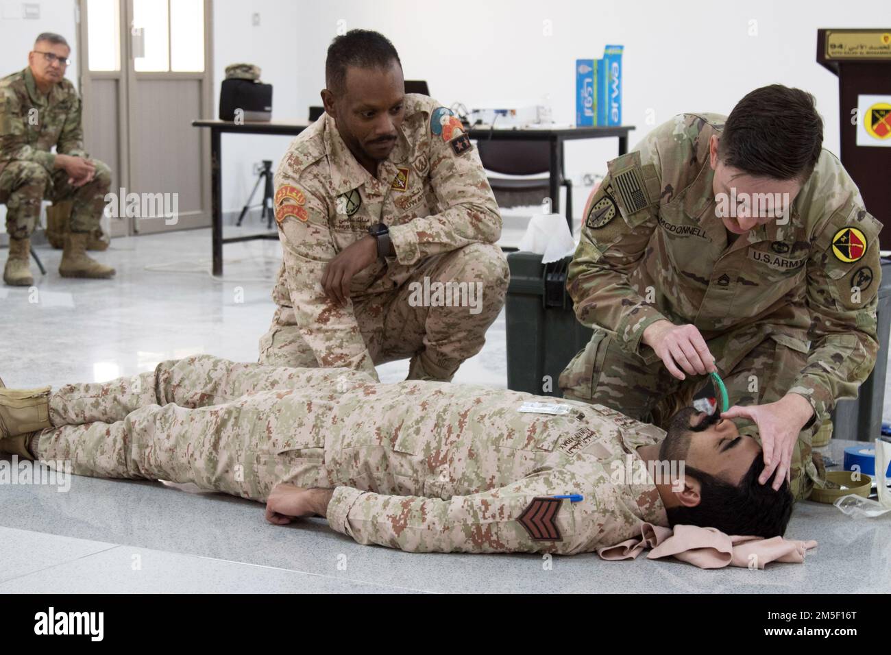 SGT. 1st Classe Jeffrey D. McDonnell, una medica di combattimento assegnata al 3rd comando di supporto spedizione, inserisce una nasofaringea nel passaggio nasale di un soldato kuwaitiano durante uno scambio combinato di competenze mediche con la Kuwait Land Force, il 1st Theater Sostainment Command posto di comando operativo, E la Task Force Spartan, vicino a Camp Arifjan, Kuwait, 9 marzo 2022. Lo scambio ha promosso l'interoperabilità e la fiducia. Foto Stock SGT. 1st Classe Jeffrey D. McDonnell, una medica di combattimento assegnata al 3rd comando di supporto spedizione, inserisce una nasofaringea nel passaggio nasale di un soldato kuwaitiano durante uno scambio combinato di competenze mediche con la Kuwait Land Force, il 1st Theater Sostainment Command posto di comando operativo, E la Task Force Spartan, vicino a Camp Arifjan, Kuwait, 9 marzo 2022. Lo scambio ha promosso l'interoperabilità e la fiducia. Foto Stock