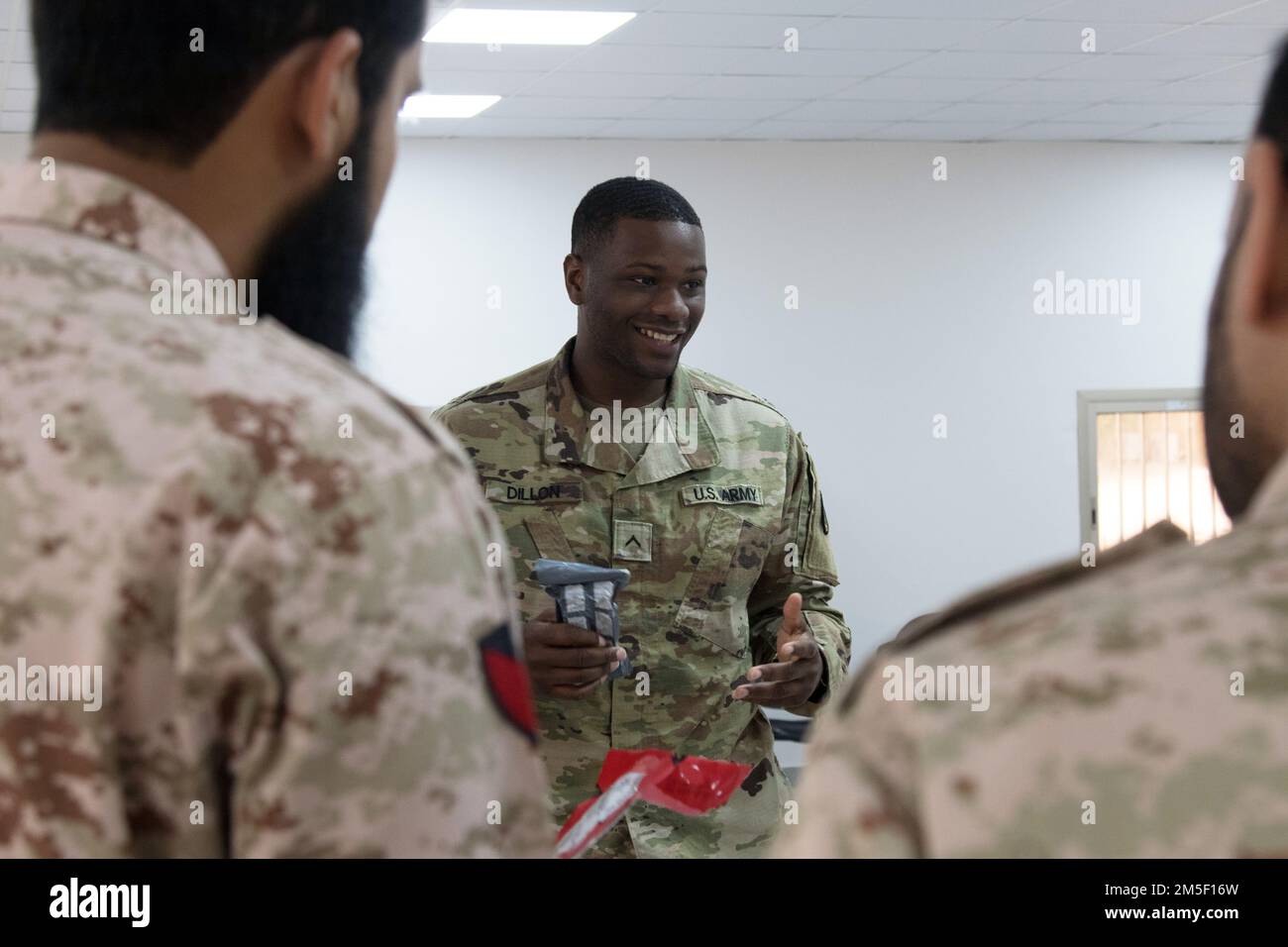 Il Pvt. Michael D. Dillon, una medica di combattimento assegnata al 3rd Medical Command (Deployment Support), sorride durante uno scambio combinato di competenze mediche con la Kuwait Land Force, il 1st Theater Sostainment Command posto di comando operativo, e Task Force Spartan, vicino a Camp Arifjan, Kuwait, 9 marzo 2022. Lo scambio ha promosso l'interoperabilità e la fiducia. Foto Stock Il Pvt. Michael D. Dillon, una medica di combattimento assegnata al 3rd Medical Command (Deployment Support), sorride durante uno scambio combinato di competenze mediche con la Kuwait Land Force, il 1st Theater Sostainment Command posto di comando operativo, e Task Force Spartan, vicino a Camp Arifjan, Kuwait, 9 marzo 2022. Lo scambio ha promosso l'interoperabilità e la fiducia. Foto Stock