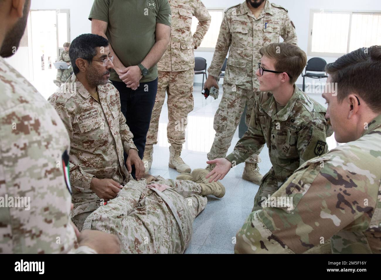Marlena G. Raney, una medica di combattimento assegnata alla Task Force Spartan, discute una procedura medica durante uno scambio combinato di competenze mediche con la Kuwait Land Force, il 1st Theater Sustainment Command posto di comando operativo, e Task Force Spartan, vicino a Camp Arifjan, Kuwait, 9 marzo 2022. Lo scambio ha promosso l'interoperabilità e la fiducia. Foto Stock Marlena G. Raney, una medica di combattimento assegnata alla Task Force Spartan, discute una procedura medica durante uno scambio combinato di competenze mediche con la Kuwait Land Force, il 1st Theater Sustainment Command posto di comando operativo, e Task Force Spartan, vicino a Camp Arifjan, Kuwait, 9 marzo 2022. Lo scambio ha promosso l'interoperabilità e la fiducia. Foto Stock