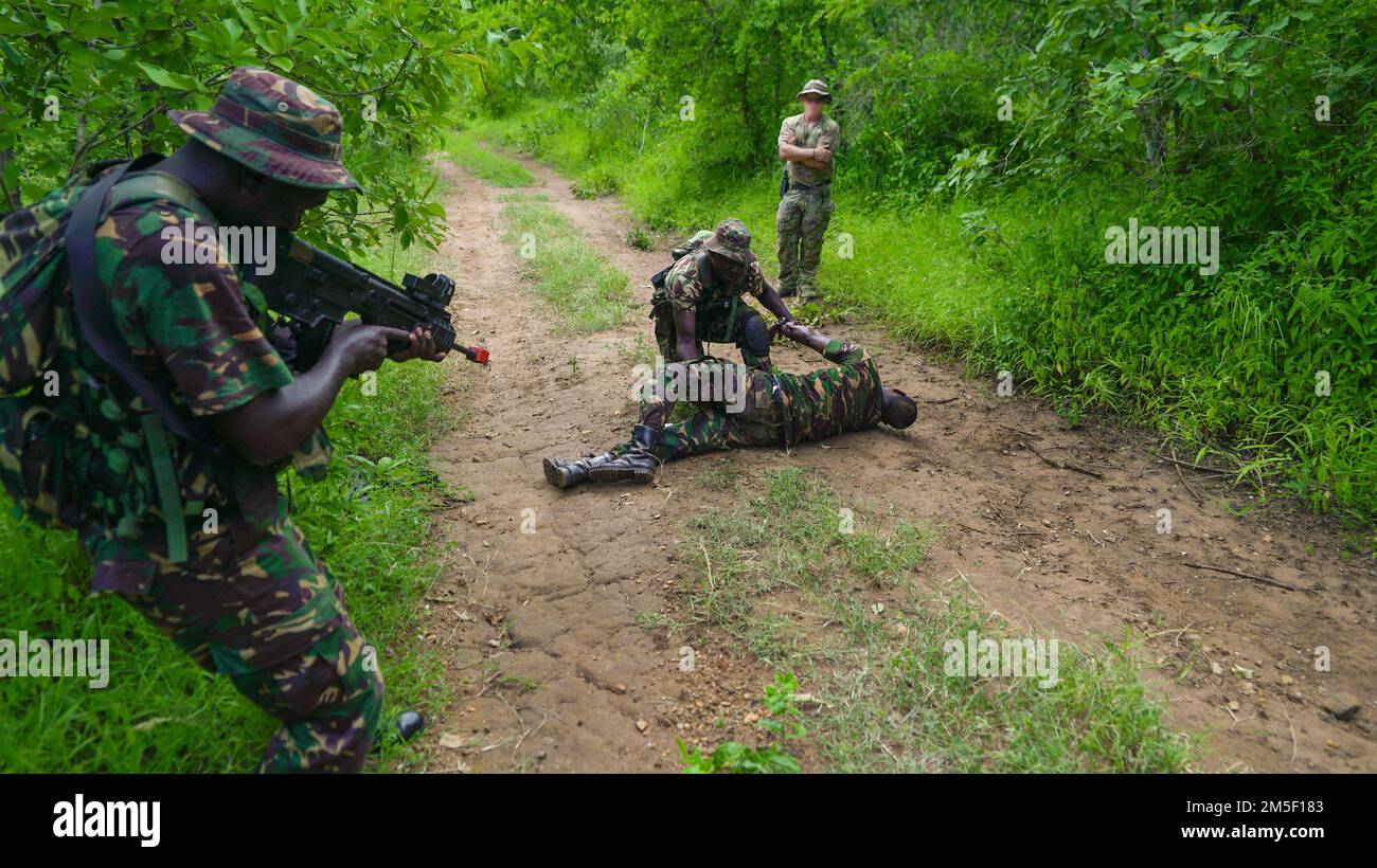 Tanzania People’s Defense Force (TPDF), Marine Special Forces (MSF) praticano tattiche di piccole unità e pattugliano con gli Stati Uniti Esercito Verde Beret assegnato a 3rd Gruppo di forze speciali durante un Joint Combined Exchange Training (JCET) presso mSATA, Tanzania 9 marzo 2022. Le squadre si sono concentrate sull'affinare le abilità di base come l'abilità di marketing di base, le tattiche delle piccole unità e la pianificazione delle missioni. Foto Stock