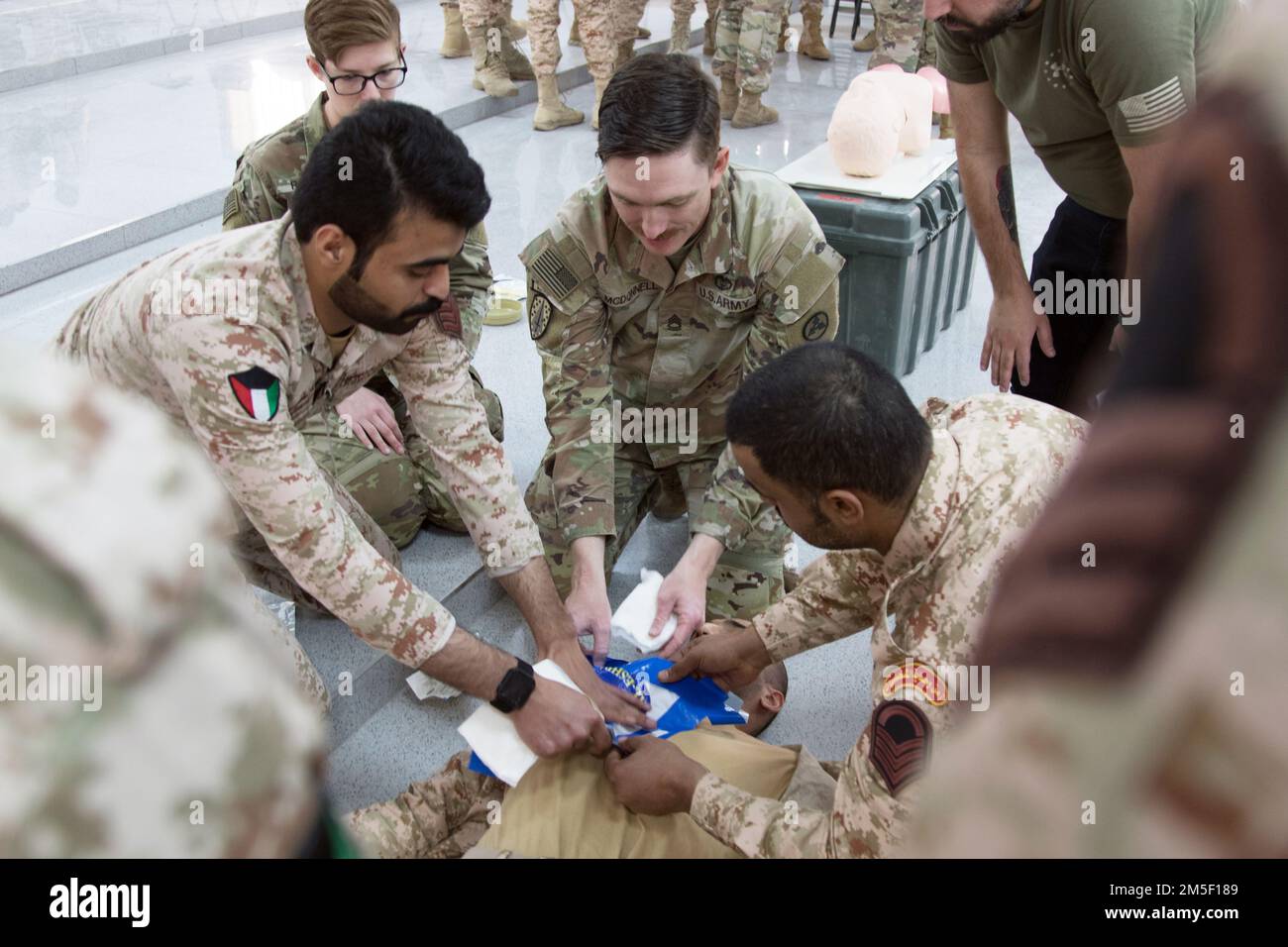 1st Classe Jeffrey D. McDonnell, una medica di combattimento assegnata a 3rd comando di sostegno di spedizione, lavora con i soldati Kuwait durante uno scambio combinato di competenze mediche con la Kuwait Land Force, il 1st posto di comando operativo del comando di sostegno del teatro, e la Task Force Spartan, vicino a Camp Arifjan, Kuwait, 9 marzo 2022. Lo scambio ha promosso l'interoperabilità e la fiducia. Foto Stock 1st Classe Jeffrey D. McDonnell, una medica di combattimento assegnata a 3rd comando di sostegno di spedizione, lavora con i soldati Kuwait durante uno scambio combinato di competenze mediche con la Kuwait Land Force, il 1st posto di comando operativo del comando di sostegno del teatro, e la Task Force Spartan, vicino a Camp Arifjan, Kuwait, 9 marzo 2022. Lo scambio ha promosso l'interoperabilità e la fiducia. Foto Stock