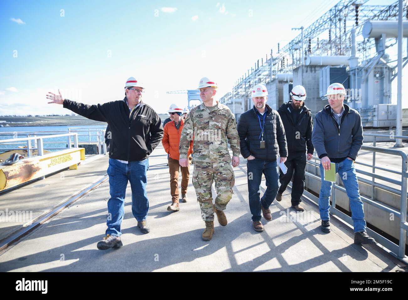 Paul Ocker, NWW Chief of Operations, col. Van Epps, NWD Commander, Robin Boudiette, NWD IT Chief, Tim Roberts, l’OPM della diga di McNary e gli ingegneri DI NWW si avvicinano al canale di fuoriuscita di McNary Lock and Dam. Foto Stock