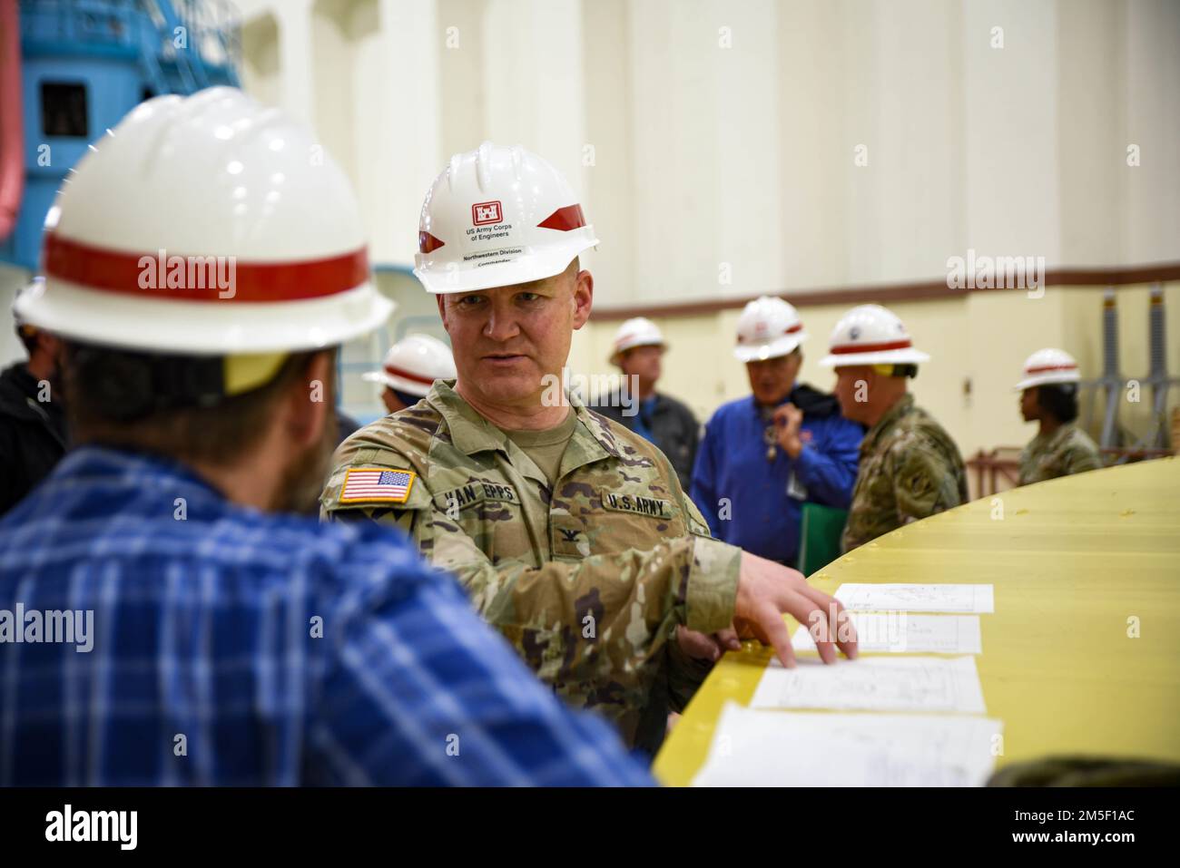 Geoff Van Epps, NWD Commander visita McNary Lock e Dam per incontrare il corpo degli ingegneri dell'esercito degli Stati Uniti, i dipendenti del distretto di Walla Walla e conoscere le sfide, le opportunità e i risultati del progetto. Foto Stock