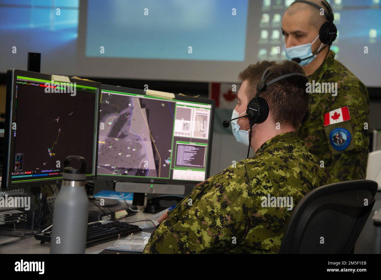 I membri del settore della difesa aerea canadese in 22 Wing, North Bay, Ontario, forniscono sorveglianza aerospaziale, identificazione, E controllo durante il funzionamento NORAD Noble Defender. NORAD Operation NOBLE DEFENDER 22-2 è un'operazione di difesa aerea che si svolge dal 14 al 17 marzo 2022 e che coinvolge una serie di aerei militari della Royal Canadian Air Force (RCAF) e dell'aviazione militare degli Stati Uniti. Il personale e gli aerei sono basati fuori dalla stazione di allarme delle forze canadesi, Nunavut; Whitehorse, Yukon; Yellowknife, Northwest Territories; e 5 Wing Goose Bay, Terranova e Labrador. Foto Stock