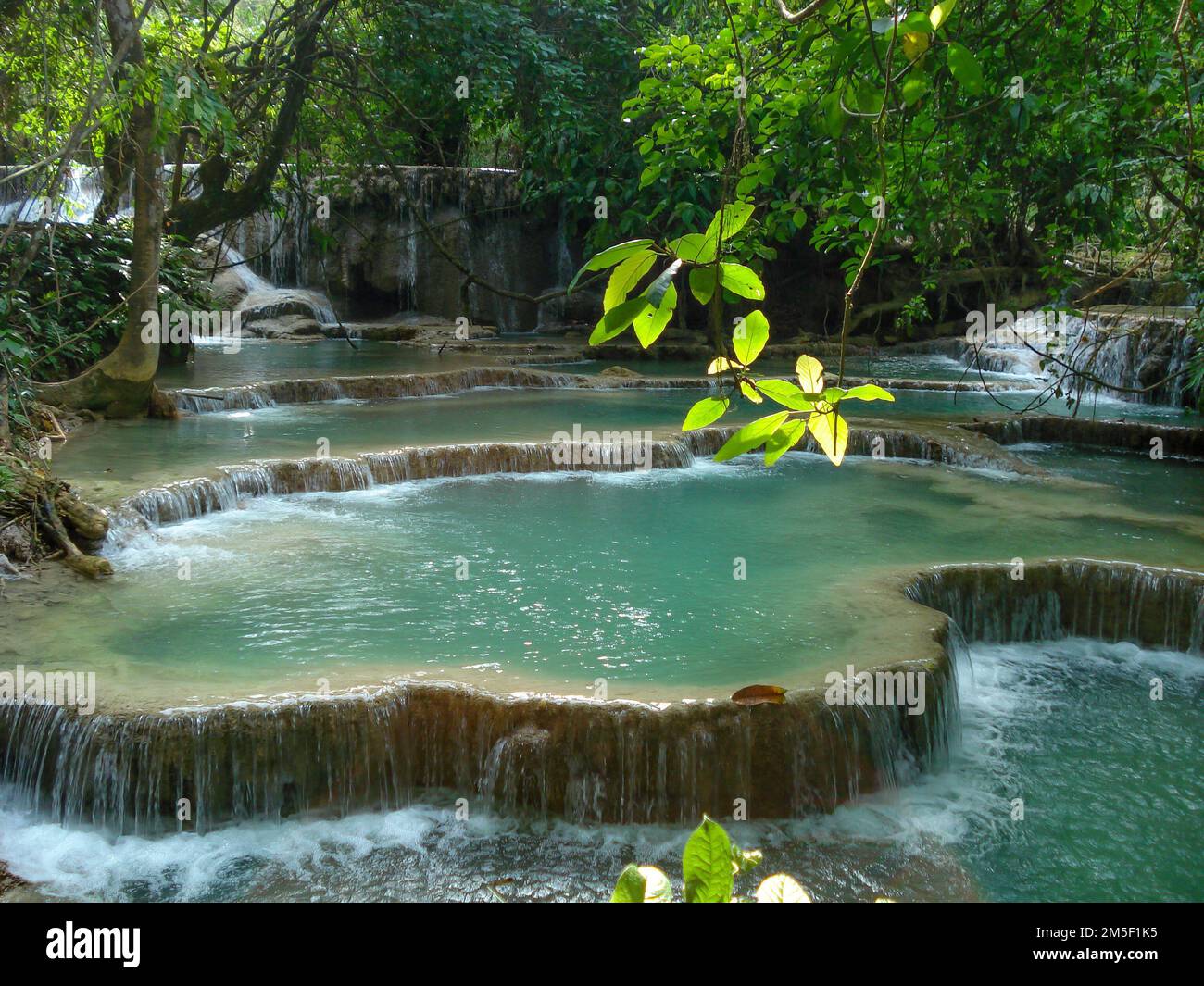 Una fantastica vista sulla natura con cascate e cascate di Tat Kuang si a Luang prabang, Laos Foto Stock