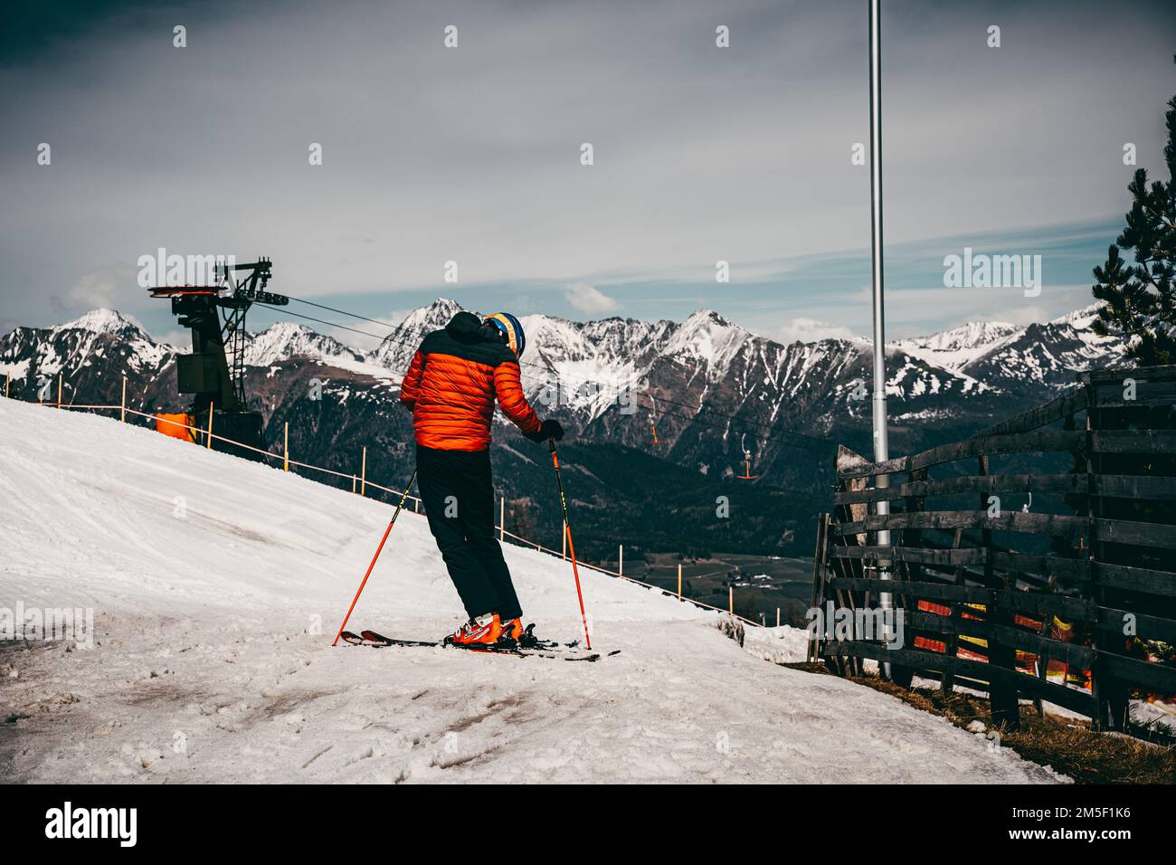 Uno sciatore sulla neve che si prepara a sciare nelle alpi austriache Foto Stock