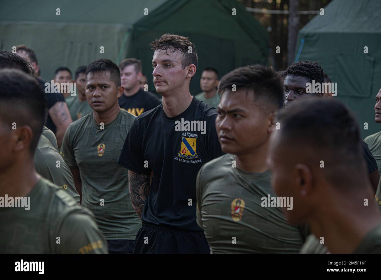 Soldati della truppe di Charlie, 2 Squadrone, 14th reggimento di cavalleria, 2nd squadra di combattimento della Brigata di Fanteria, 25th divisione di Fanteria e soldati TNI hanno eseguito una corsa di 4 miglia insieme a Cicalengka, Indonesia, il 9 marzo 2022. I soldati di entrambe le forze armate hanno condotto una formazione fisica per rafforzare i legami tra le due forze armate. Foto Stock