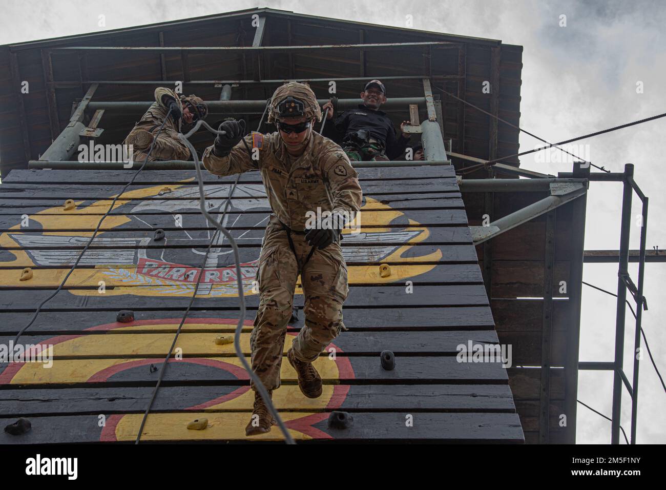 Soldati della truppe di Charlie, 2 Squadrone, 14th Reggimento Cavalleria, 2nd squadra di combattimento della Brigata di Fanteria, 25th Divisione di Fanteria, sono istruiti da soldati TNI diverse forme di rappel a Cicalengka, Indonesia, 9 marzo 2022. I soldati TNI insegnarono ed eseguirono come legare il loro sedile di rappello ed eseguirono rappelli freefall e rappelli australiani. Foto Stock