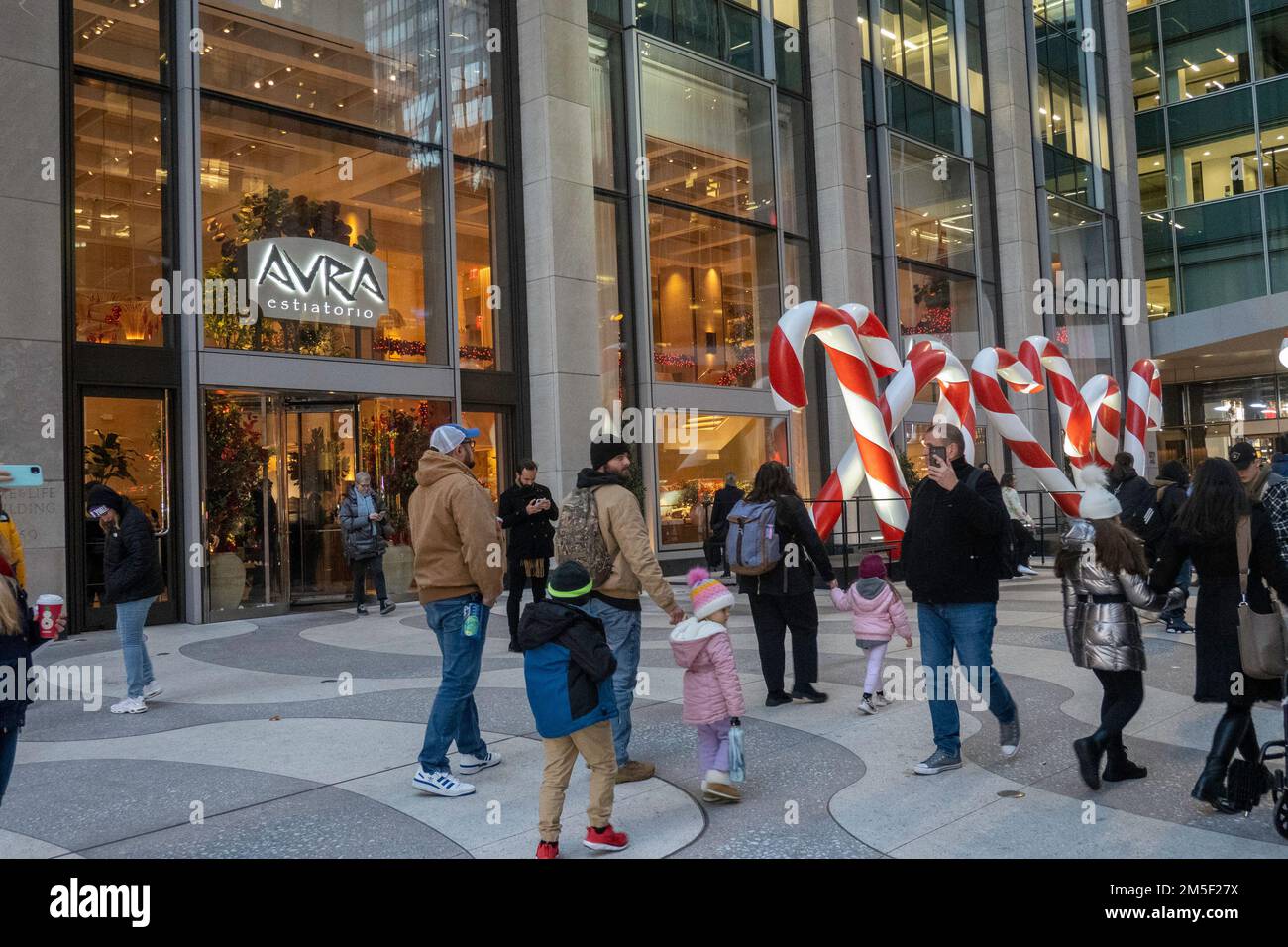 Gigantesche canne di caramelle si trovano davanti al ristorante Avra Estiatorio del Rockefeller Center, New York City, USA 2022 Foto Stock