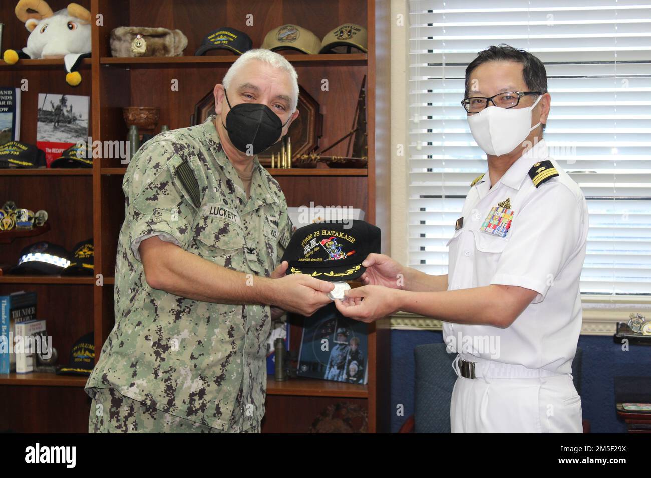 BASE NAVALE GUAM (9 MARZO 2022) STATI UNITI Michael Luckett, comandante della base navale Guam, ha incontrato il comandante della Japan Maritime Self Defense Force (JMSDF), il comandante della Divisione di addestramento uno, il Masaaki, durante una chiamata in ufficio presso la sede centrale dell'NBG, marzo. 9. Luckett ha anche incontrato CMdR. Hideki Ohama, comandante di JS Hatakaze (DDG 171) e CMdR. Tsuruta Kohei, comandante di JS Inazuma (DD 105). Il cacciatorpediniere missilistico guidato di classe Hatakaze JS Hatakaze e il cacciatorpediniere di classe Murasame JS Inazuma arrivarono ad Apra Harbor, il 9 marzo, come parte di una visita al porto programmata. Foto Stock