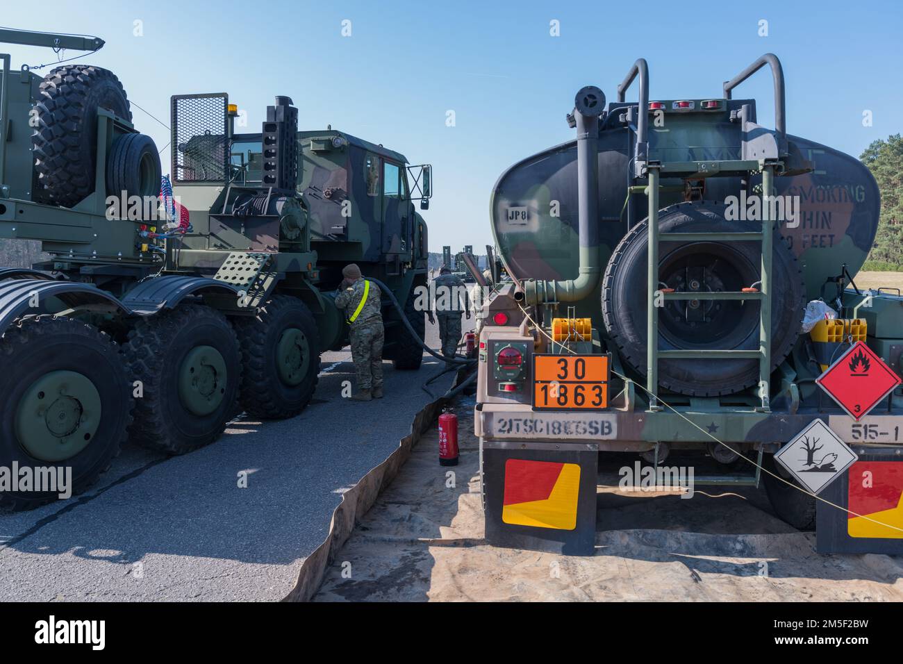 STATI UNITI Soldati assegnati alla 515th Transportation Company, 16th Battle Sostainment Support Battaglione, con sede a Baumholder, Germania, rifornire un Enhanced Heavy Equipment Transporter Systems per un convoglio, nel sito Stock-2 preposizionato dell'esercito, a Zutendaal, Belgio, 09 marzo 2022. Le azioni preposizionate dell'esercito sono un americano Programma del Dipartimento dell'Esercito in cui i set di attrezzature sono conservati in tutto il mondo per l'uso quando un comandante combattente richiede capacità aggiuntive. Gli Stati Uniti L'esercito ha sette regioni APS e APS-2 è designato per l'Europa. I siti APS riducono i tempi di implementazione, migliorano la deterrenza capa Foto Stock STATI UNITI Soldati assegnati alla 515th Transportation Company, 16th Battle Sostainment Support Battaglione, con sede a Baumholder, Germania, rifornire un Enhanced Heavy Equipment Transporter Systems per un convoglio, nel sito Stock-2 preposizionato dell'esercito, a Zutendaal, Belgio, 09 marzo 2022. Le azioni preposizionate dell'esercito sono un americano Programma del Dipartimento dell'Esercito in cui i set di attrezzature sono conservati in tutto il mondo per l'uso quando un comandante combattente richiede capacità aggiuntive. Gli Stati Uniti L'esercito ha sette regioni APS e APS-2 è designato per l'Europa. I siti APS riducono i tempi di implementazione, migliorano la deterrenza capa Foto Stock