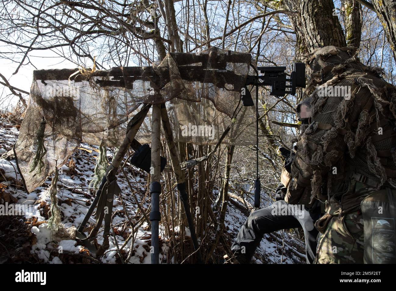 I cecchini con 10th Special Forces Group osservano un obiettivo durante l'addestramento dei cecchini su una gamma durante un esercizio di addestramento bilaterale vicino Kaunas, Lituania 9 marzo 2022. La missione formativa di due giorni è stata uno sforzo di collaborazione con la SOF lituana Jaeger, che ha collaborato per identificare un obiettivo, sparare e partire in condizioni austere e ha consolidato una forte collaborazione tra forze alleate. Foto Stock