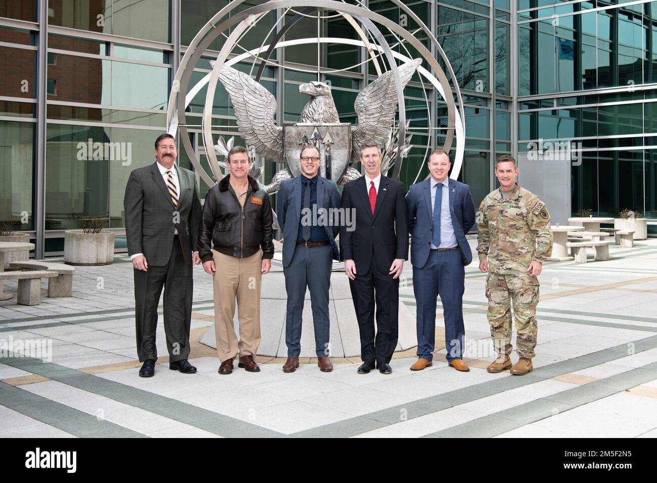 Australian Nuclear-Powered Submarine Taskforce, A/Director for General Strategic Security Sig. James Ryan Visita a DTRA Rhys Williams, PhD, Acting Director, Defense Threat Reduction Agency Defense Threat Reduction Agency, Fort Belvoir, Virginia, 03-10-2022. Alcune parti di questa immagine sono state mascherate per motivi di sicurezza. Foto Stock
