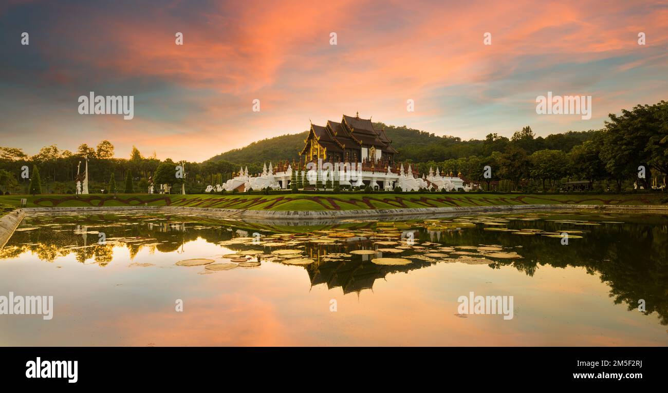 Royal Flora Ratchaphruek Park. Il tempio del Grand Pavilion o tempio di Hor Kam Luang al bellissimo tramonto. Chiang mai, Thailandia Foto Stock