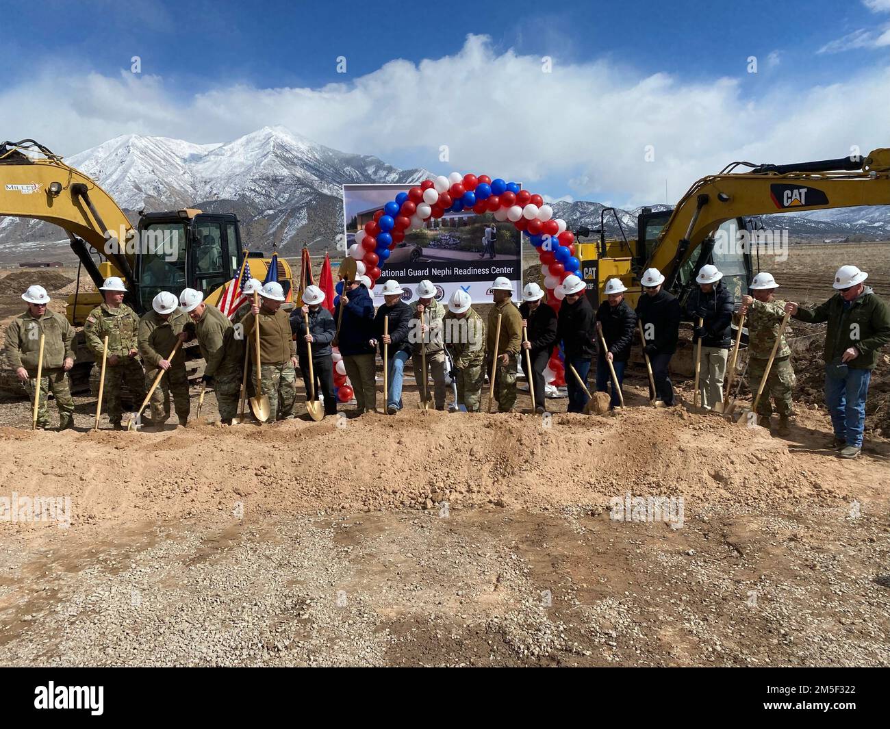 La leadership della Guardia Nazionale dello Utah si è unita ai partner della comunità in una cerimonia rivoluzionaria per il Nefi Readiness Center, 10 marzo 2022, a Nefi, Utah. L'edificio fungerà da spazio amministrativo, scolastico, di formazione e operativo per la sede centrale del 1457th Engineer Battalion e la sua Forward Support Company e sarà completato nell'autunno del 2023. Foto Stock