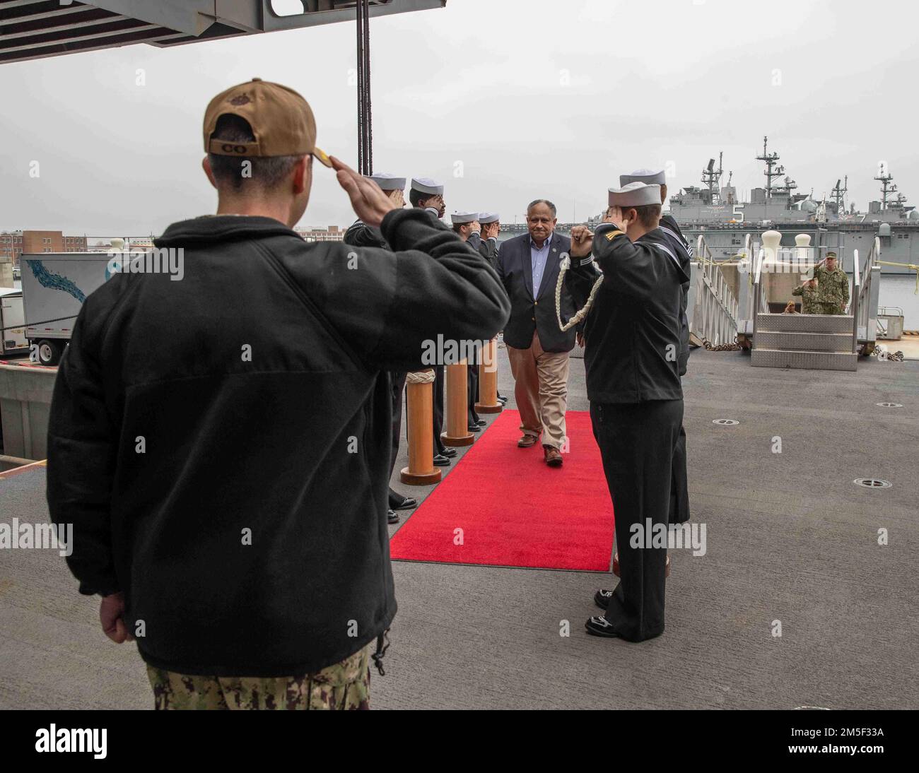 Il Segretario della Marina Carlos del Toro è accolto dal Capitano Paul Lanzilotta, USS Gerald R. Ford (CVN 78) comandante ufficiale, durante una visita di nave, il 10 marzo 2022 a sostegno del centenario delle navi portaerei della Marina. Mentre a bordo di del Toro ha condotto una chiamata a mani libere con l’equipaggio per congratularsi con loro per il successo ottenuto durante la disponibilità incrementale pianificata della nave, e ha incontrato la leadership della Ford per discutere le capacità uniche di classe Ford prima dello schieramento della nave nel 2022. Foto Stock