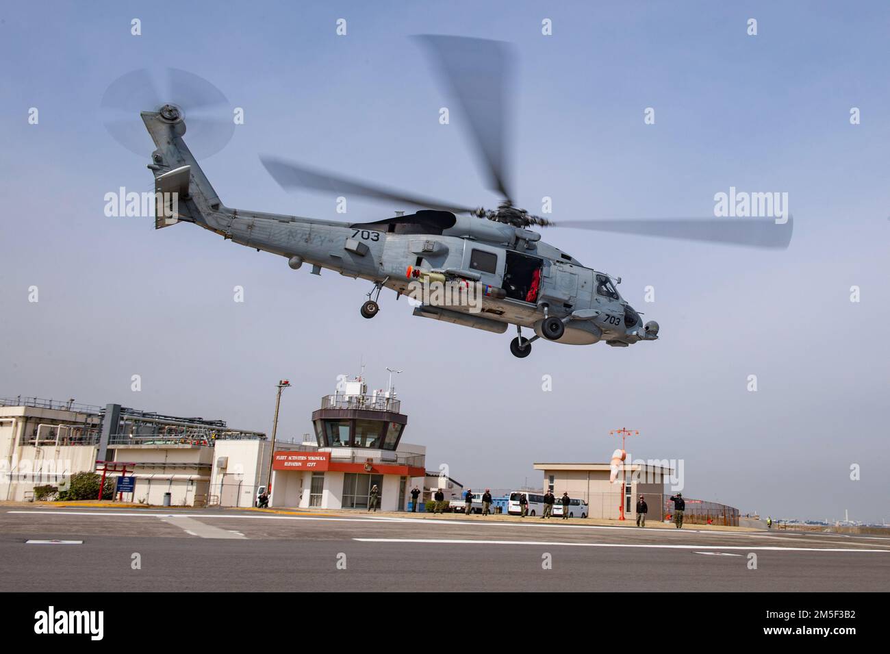 YOKOSUKA, Giappone (10 marzo 2022) un falco marino MH-60R, attaccato ai “Saberhawks” di Helicopter Maritime Strike Squadron (HSM) 77, parte Commander, attività della flotta Yokosuka con un MK 54 leggero Torpedo durante un esercizio di allenamento. Il modello MK 54 è un siluro inerte da training progettato per essere recuperato e riutilizzato per gli esercizi di training. HSM-77 è attaccato al comandante, Task Force 70 e schierato in avanti nella zona di responsabilità della flotta degli Stati Uniti 7th a sostegno di un libero e aperto Indo-Pacific. Foto Stock