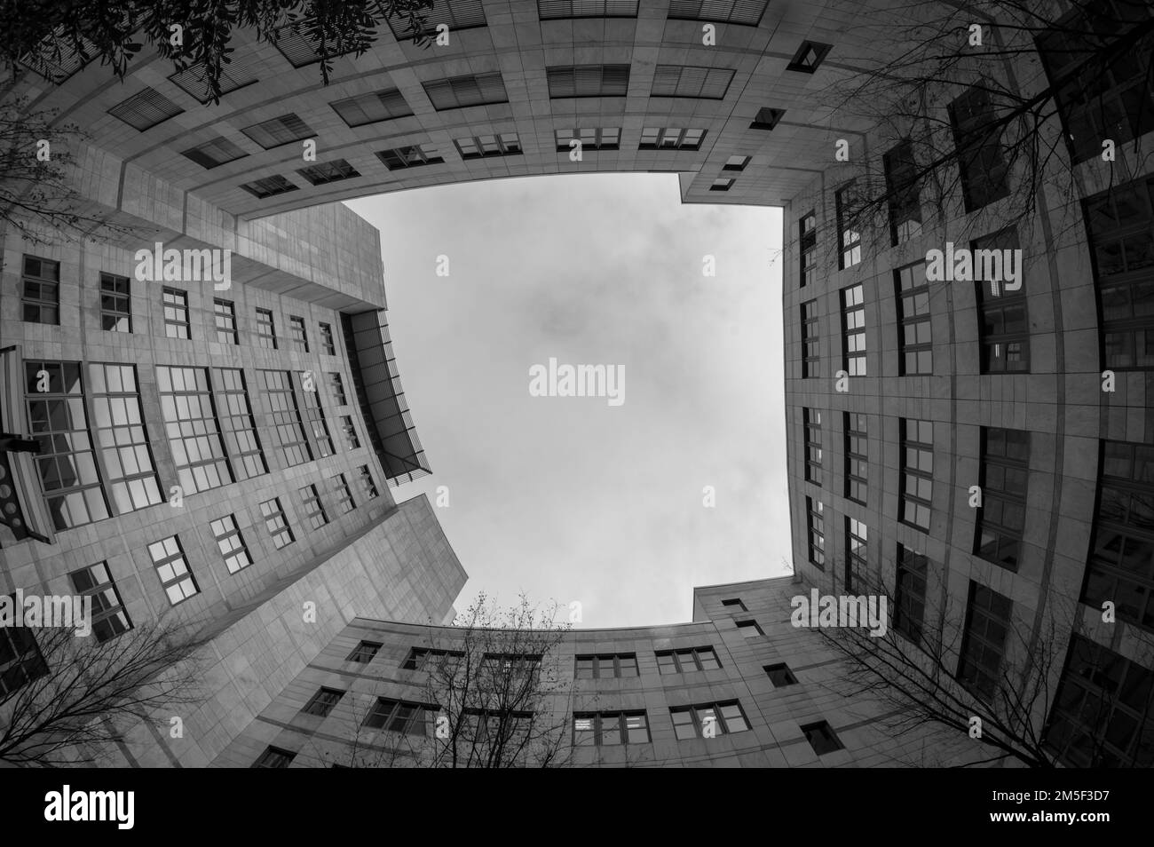 Vista dal cortile al cielo Foto Stock