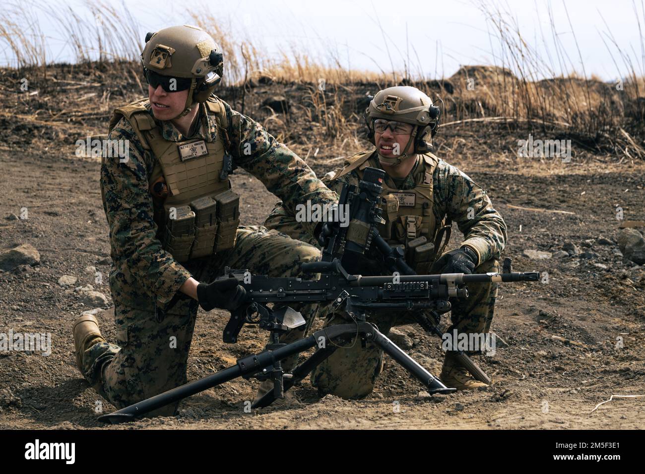 STATI UNITI Corpo marino CPL. Kale Bukoskey e Lance CPL. Ricardo Garcia Martinez, mitragliatrici con Battalion Landing Team 1/5, 31st Marine Expeditionary Unit, smontare una mitragliatrice M240B dal treppiede dopo un esercizio di fuoco sul Combined Arms Training Center Camp Fuji, Prefettura di Shizuoka, Giappone, 11 marzo 2022. Le esercitazioni e le esercitazioni dal vivo mantengono Marines costante nell'esecuzione dei loro ruoli all'interno delle loro squadre. Esercizio di Difesa marittima la Brigata di implementazione rapida anfibia è un esercizio bilaterale destinato ad aumentare l'interoperabilità e a rafforzare i legami tra le forze americane e giapponesi Foto Stock
