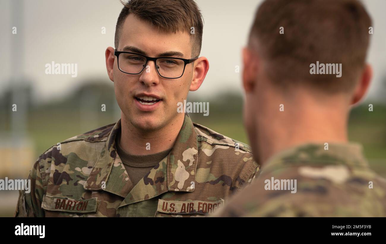STATI UNITI Kristopher Barton, 6th Communications Squadron radio Frequency Transmission Systems supervisore della trasmissione di base, parla con gli Stati Uniti Benjamin Jonsson, 6th comandante della Air Refueling Wing (ARW), alla base dell'aeronautica militare di MacDill, Florida, 10 marzo 2022. Jonsson ha visitato l'unità 6th CS radio Frequency Transmission Systems per esaminare le proprie capacità e i metodi mission-critical su come supportano la missione ARW 6th. Foto Stock